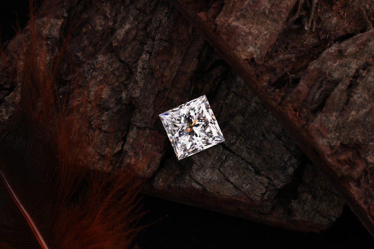 Diamant taille princesse posé sur la roche brute