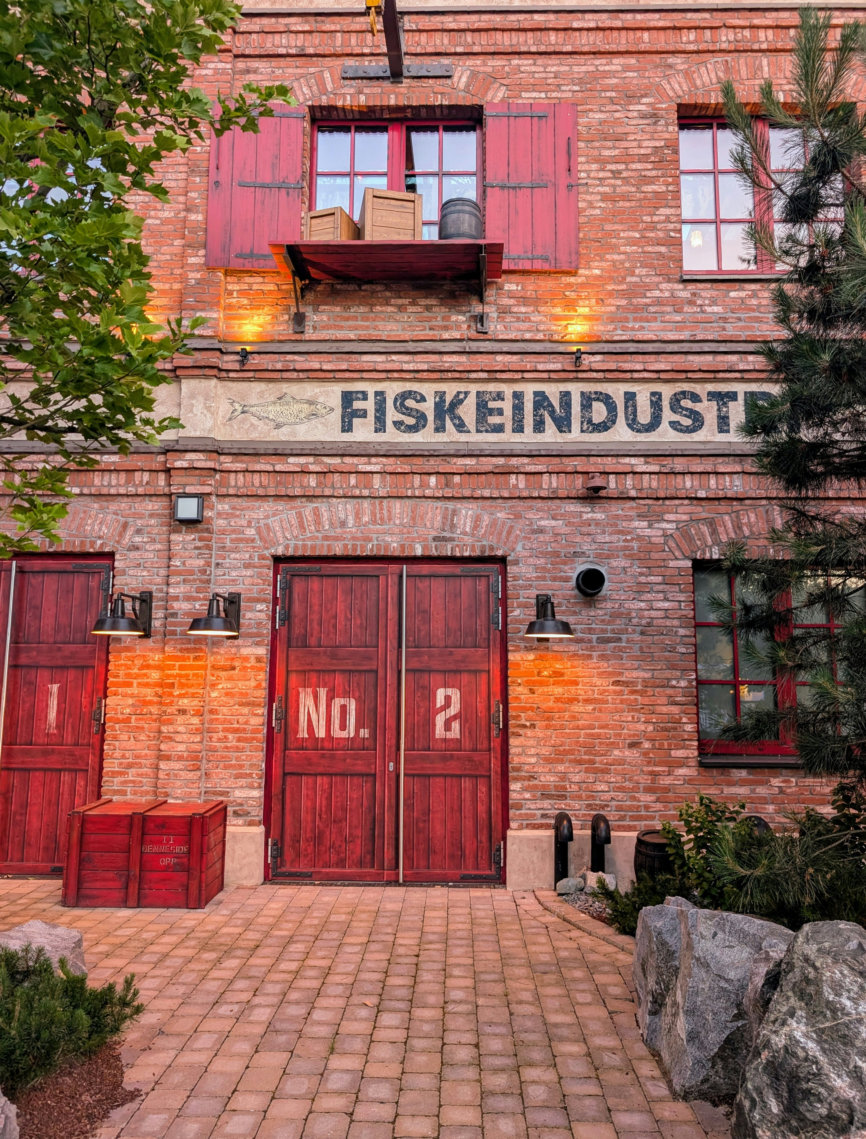 Bangunan bata dengan papan nama "fiskeindustri".