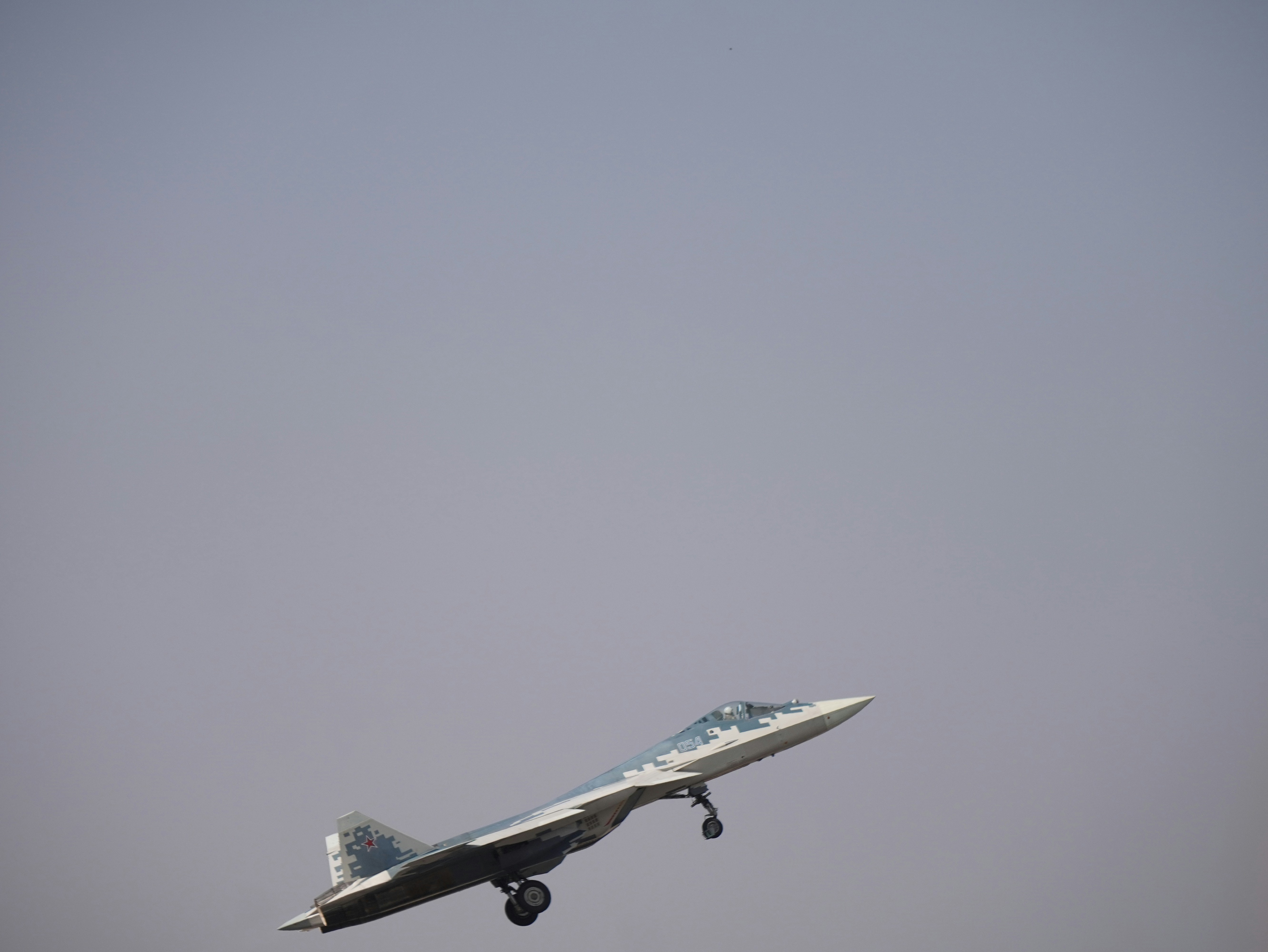 A fighter jet is taking off in the sky. photo – Free Fighter jet Image ...