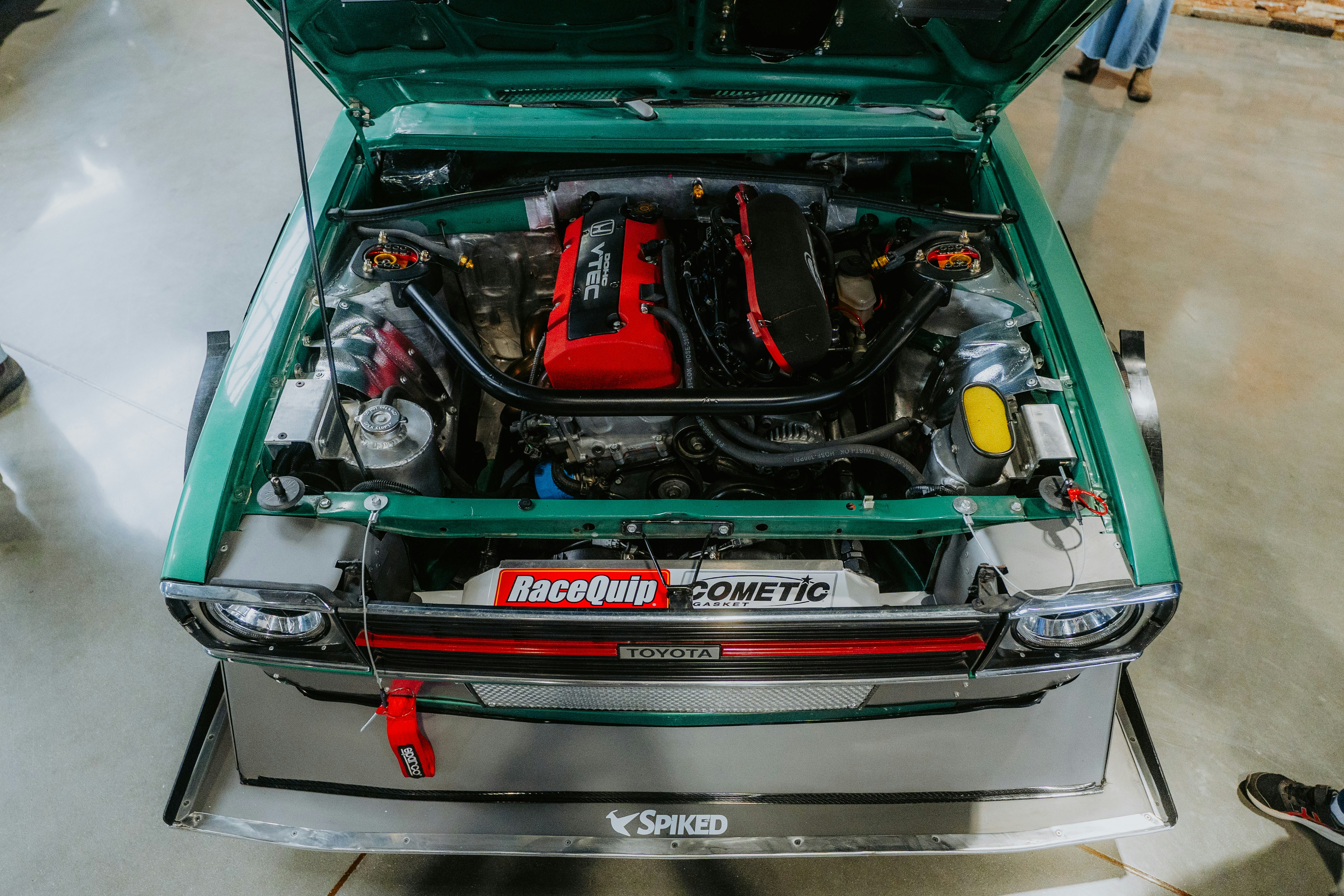 친환경 자동차의 엔진이 전시되어 있습니다. 사진 – Unsplash의 무료 자동차 이미지