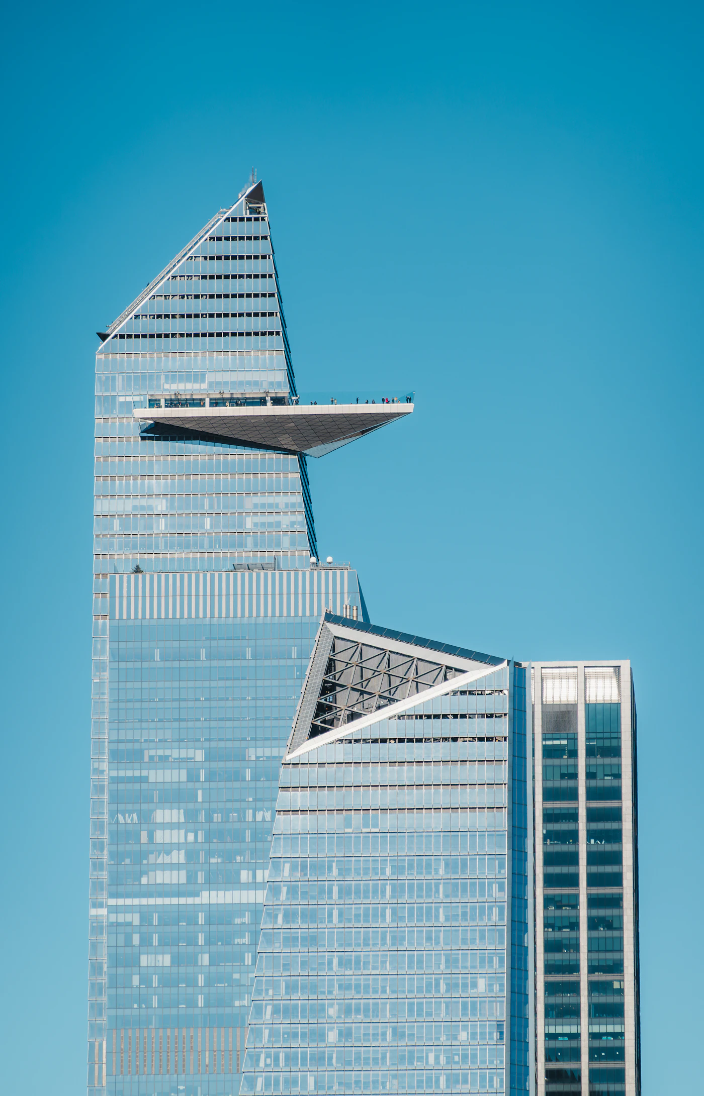 Moderne Glas-Hochhäuser vor klarem blauem Himmel