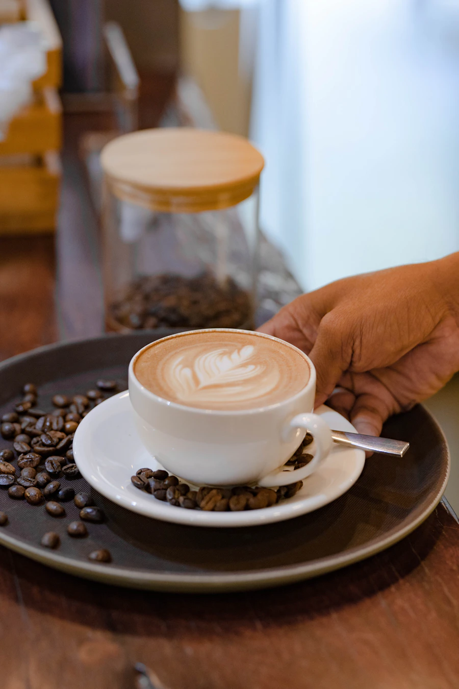 Café latte sobre mesa de cafetería