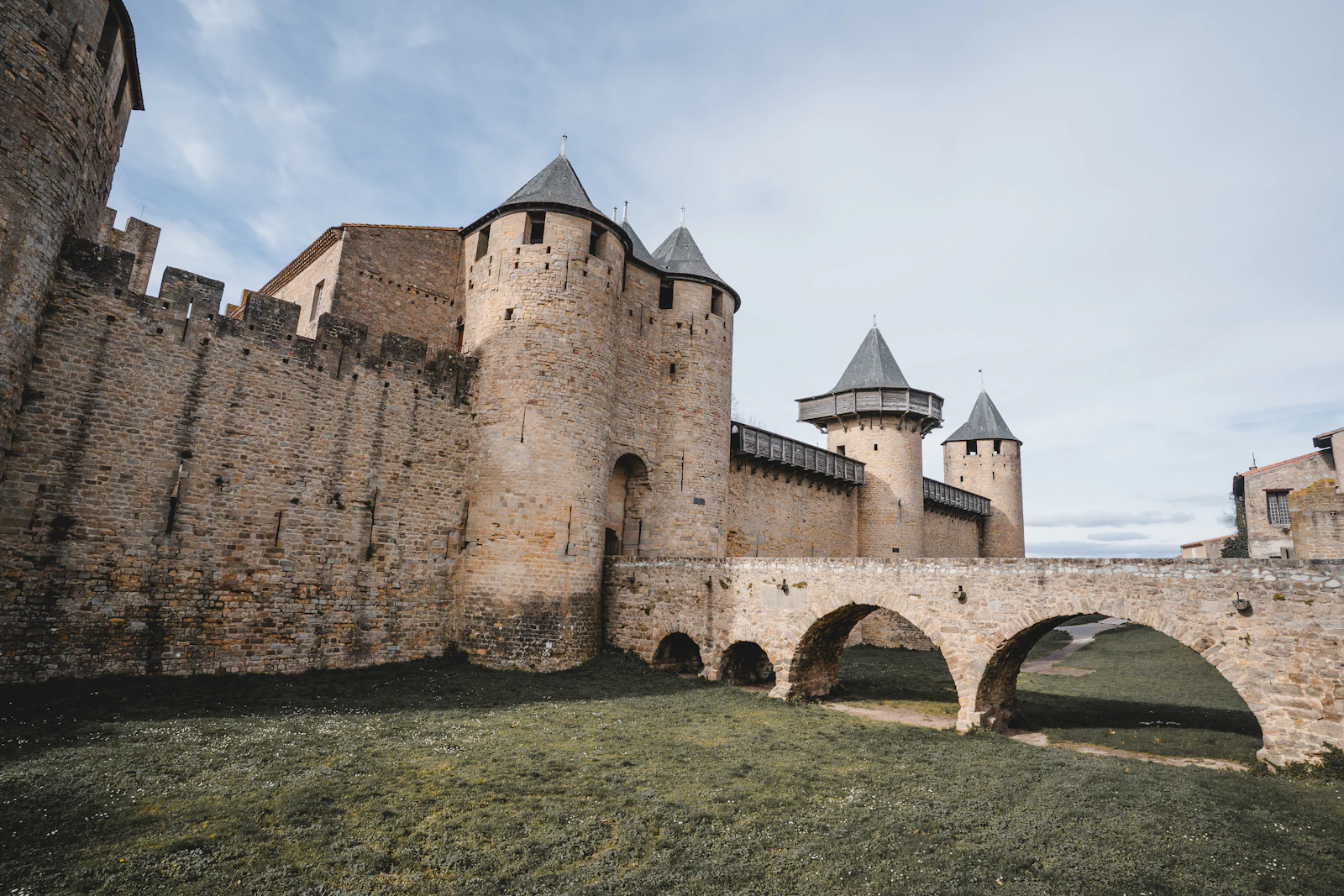 Château médiéval et ses tours (image d'illustration, pas nécessairement Issogne)