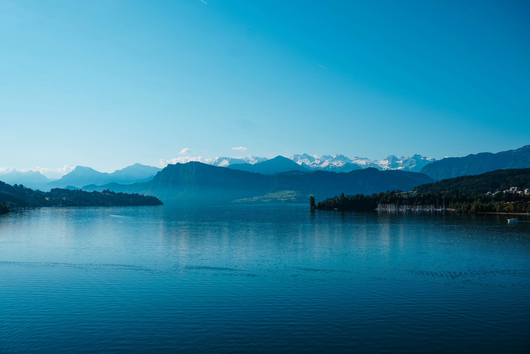 Lac suisse turquoise entouré de montagnes, Lucerne