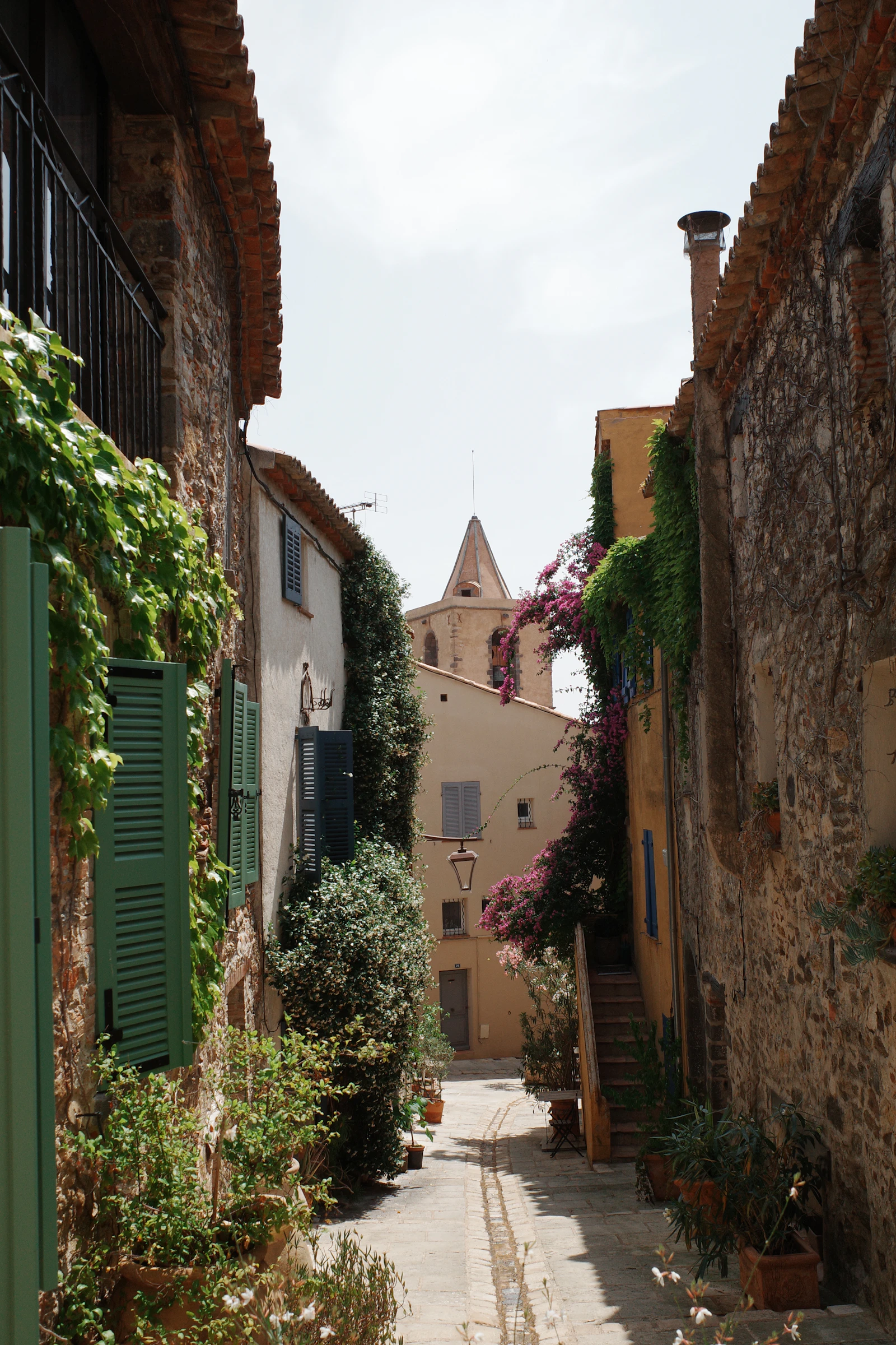Gasse in Grimaud oder Ramatuelle – Steinmauern und Bougainvillea