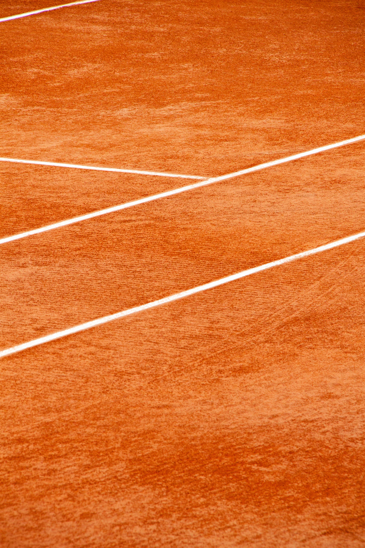 Court de tennis en terre battue, lignes blanches sur ocre