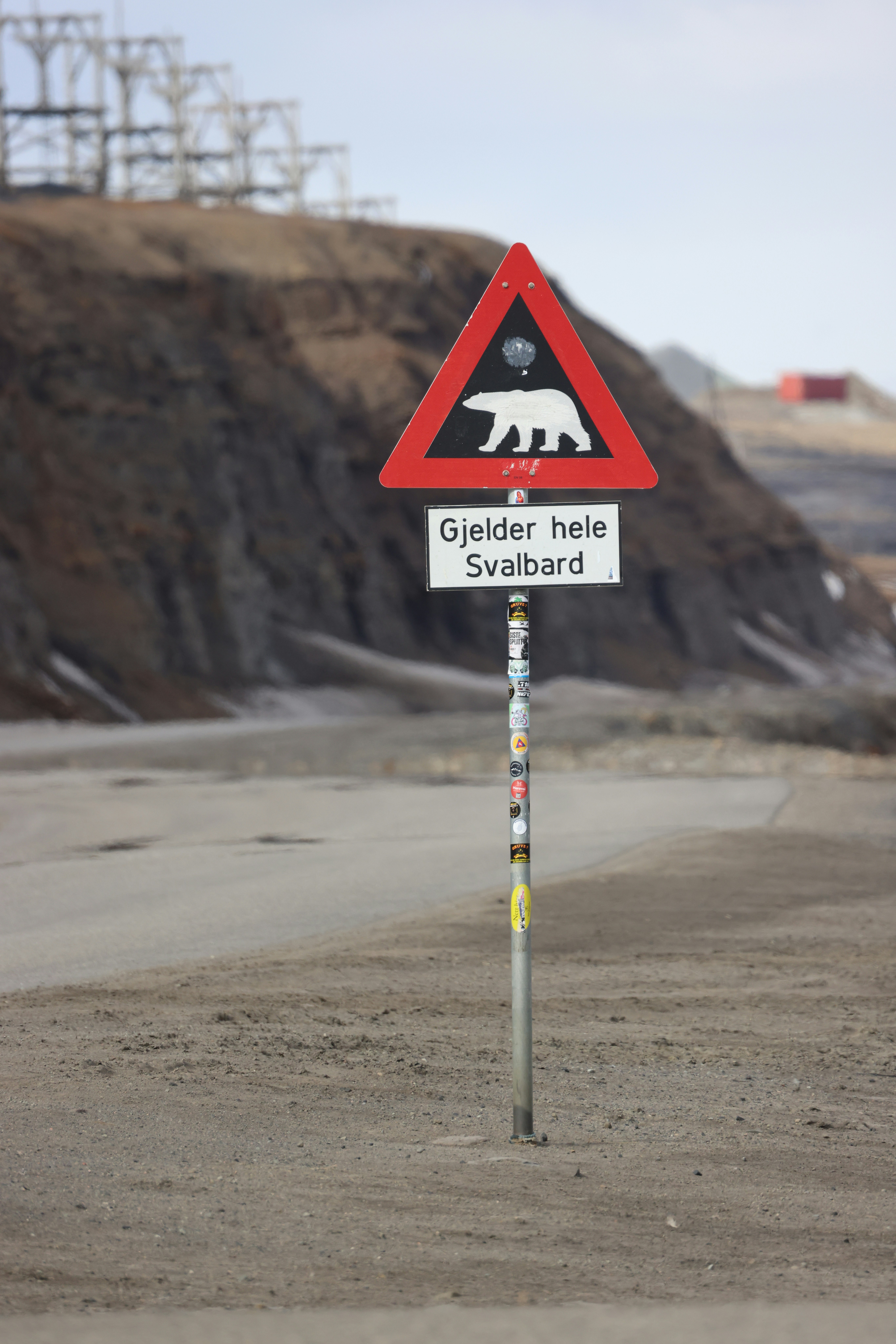 Sinal de aviso de urso polar em svalbard, noruega.
