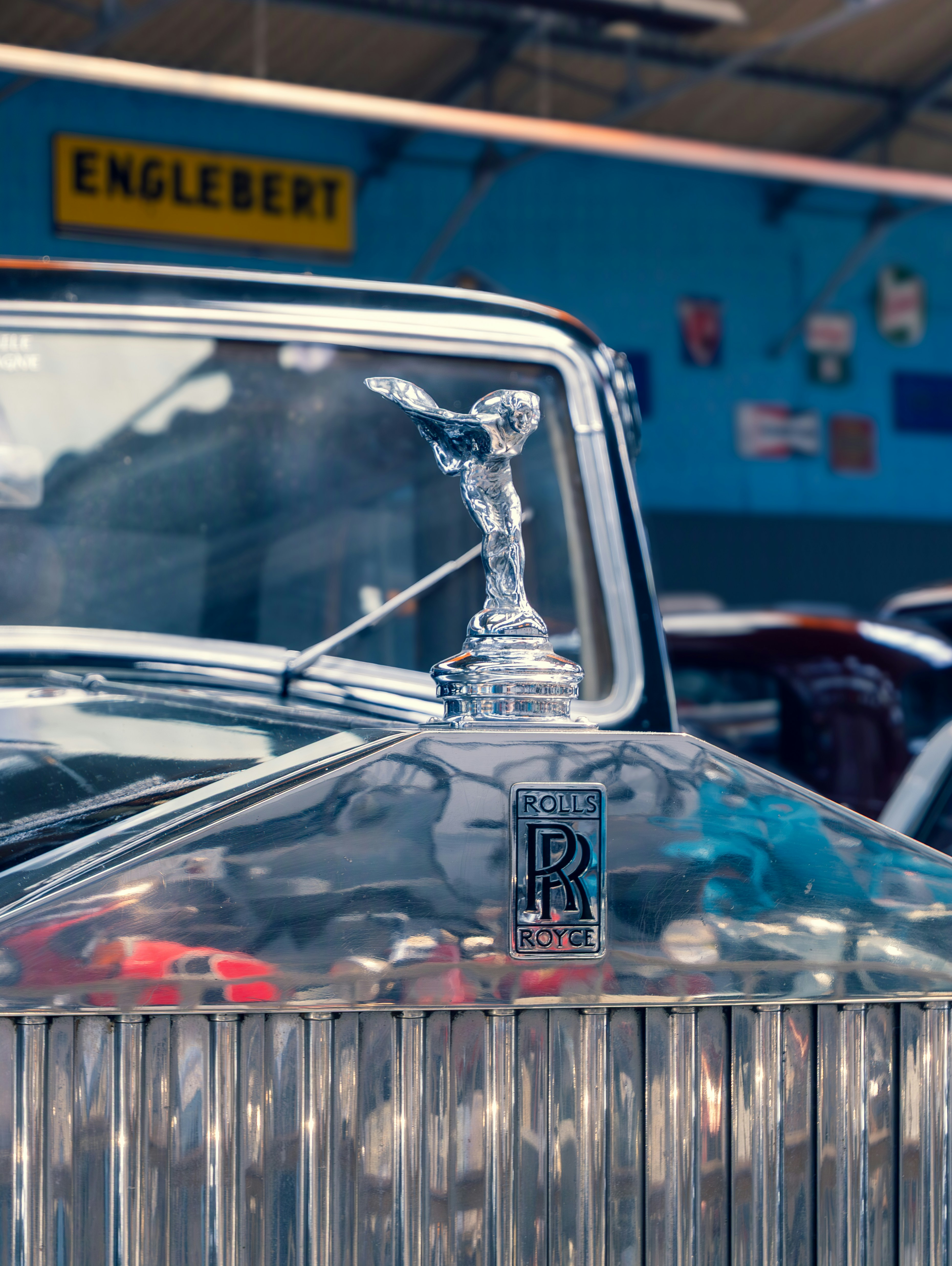 Ein klassischer Rolls Royce sticht dabei besonders hervor.