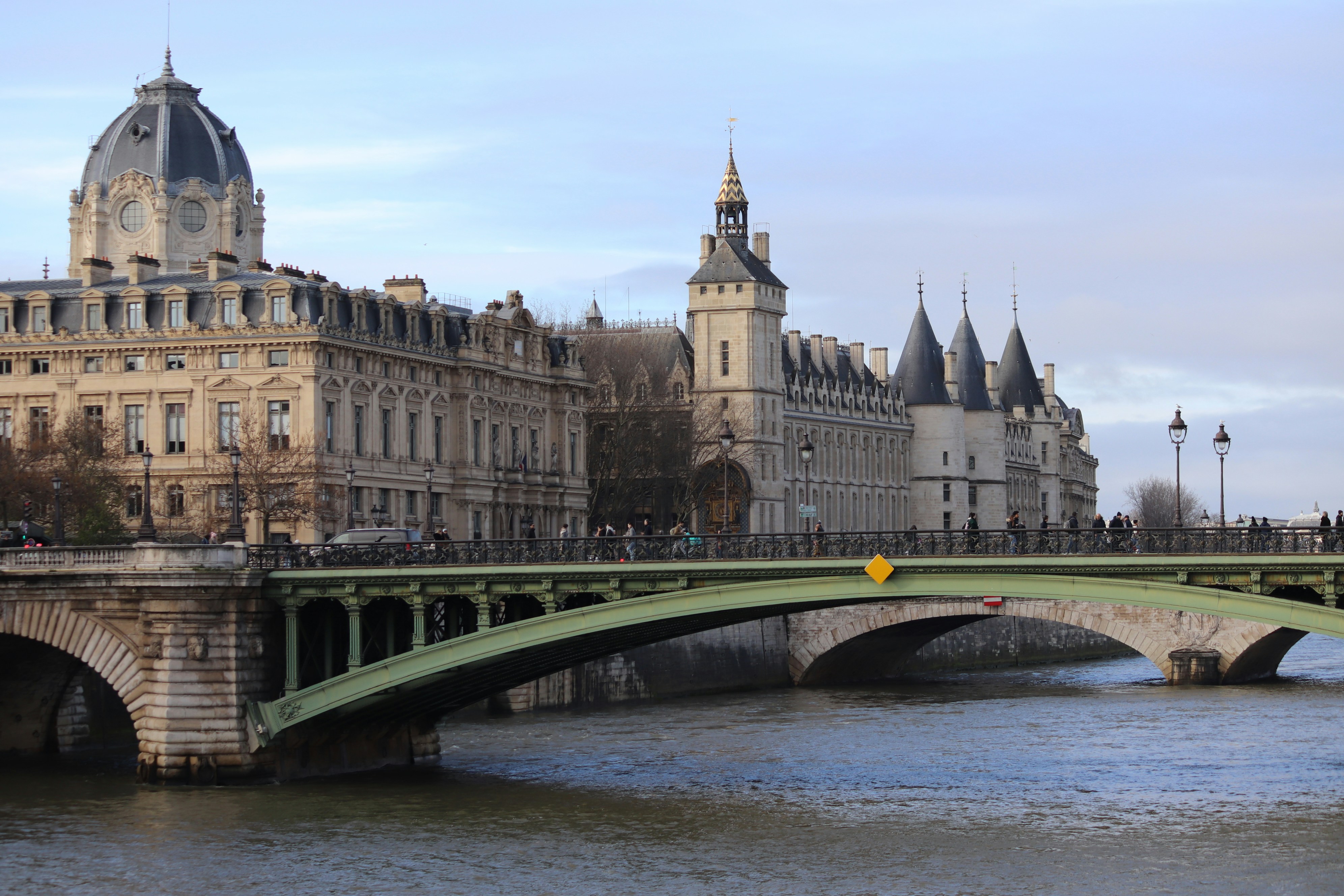 Stay online in the France with a prepaid eSIM from eSIMlii. Instant activation, no roaming charges, and reliable coverage.