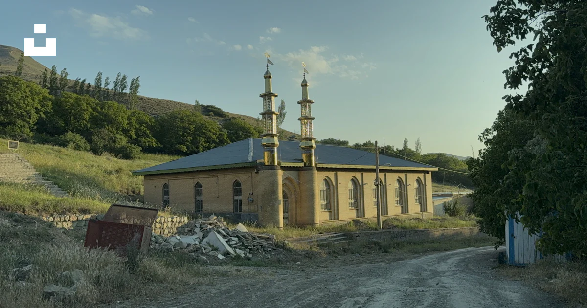 English Rural Mosque A mosque sits in a rural, grassy landscape. photo – Free Architecture ...