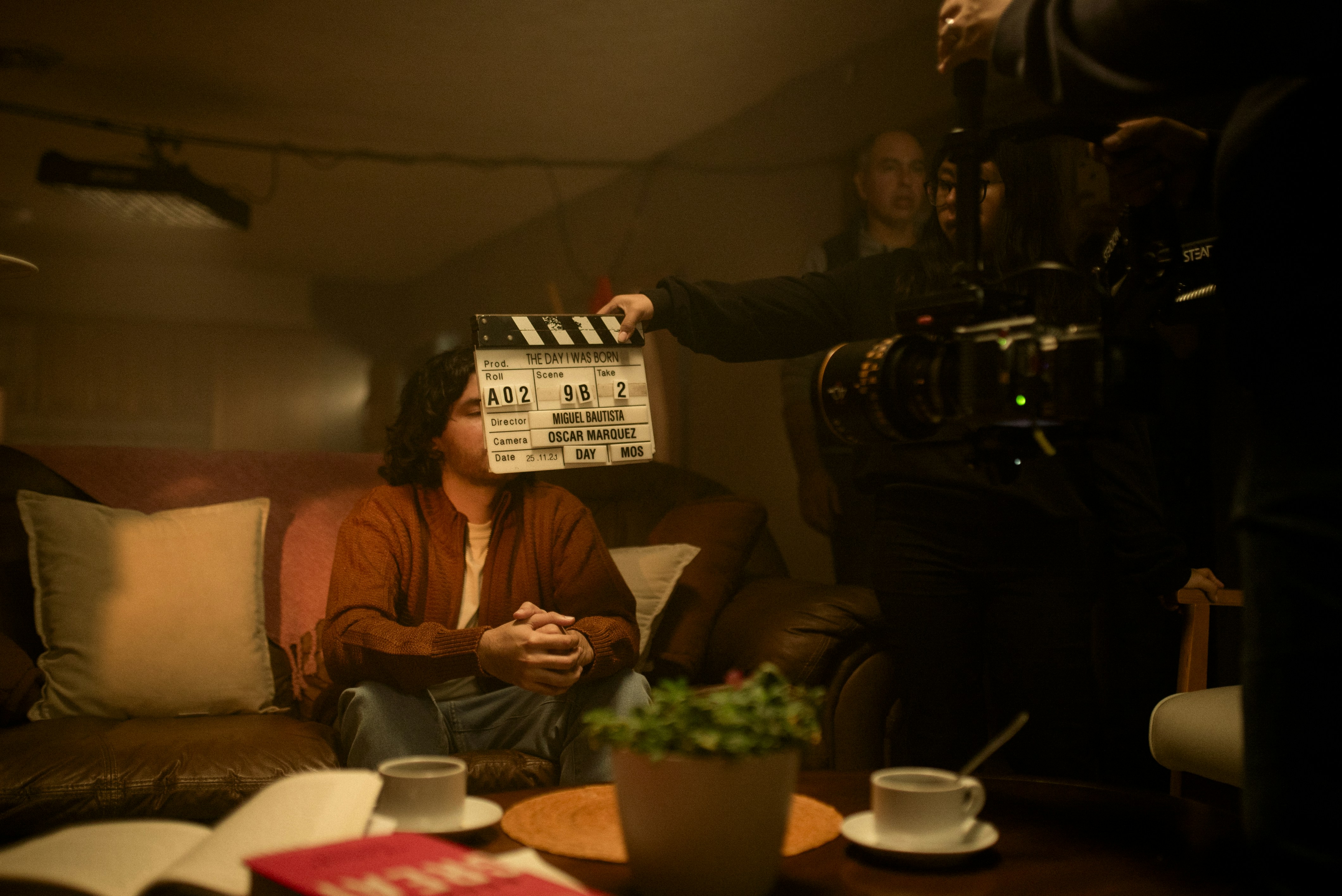 Ein Filmteam bereitet sich auf den Dreh einer Szene vor.