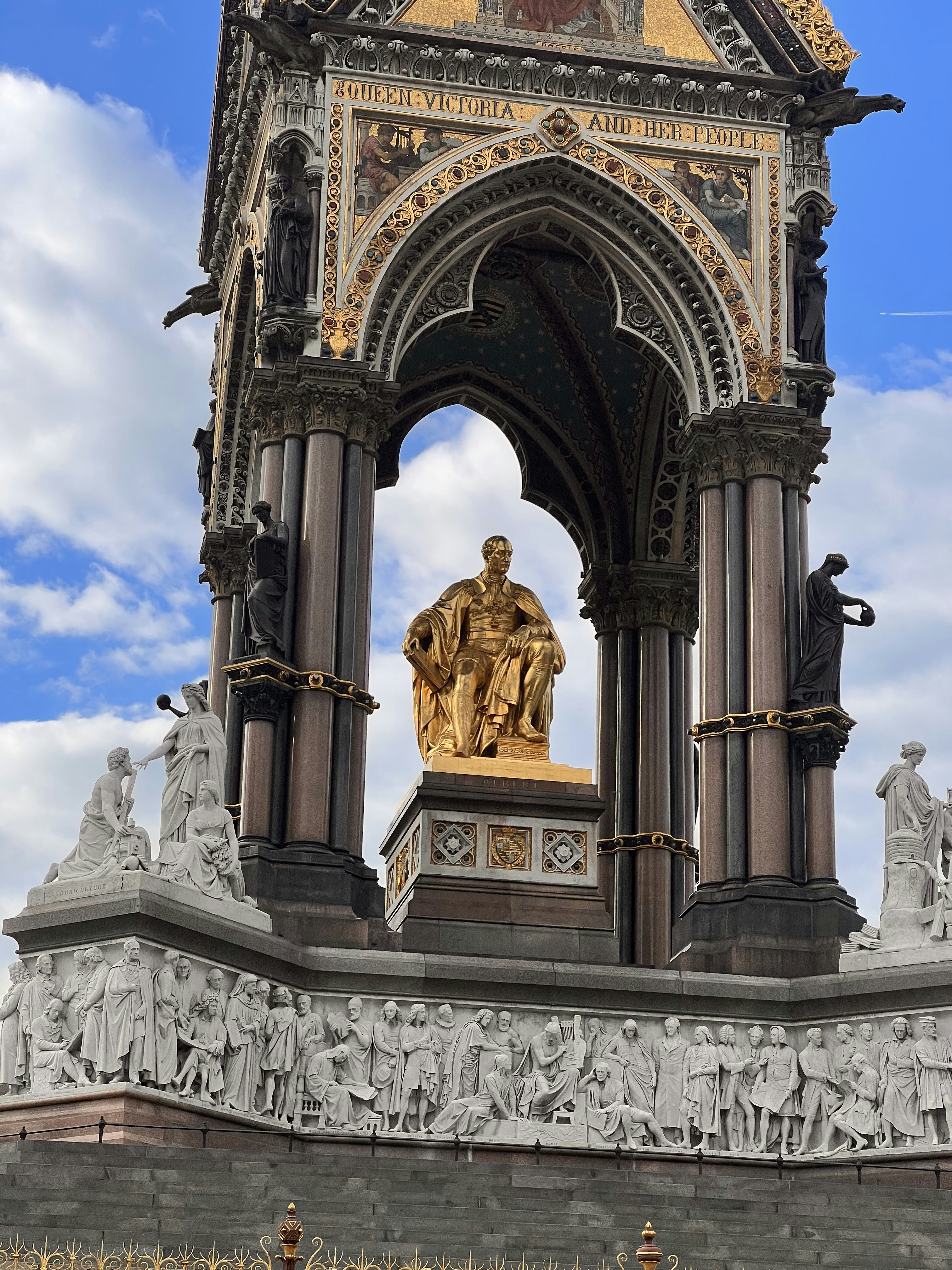 El monumento conmemorativo de Albert se alza grandioso contra el cielo.