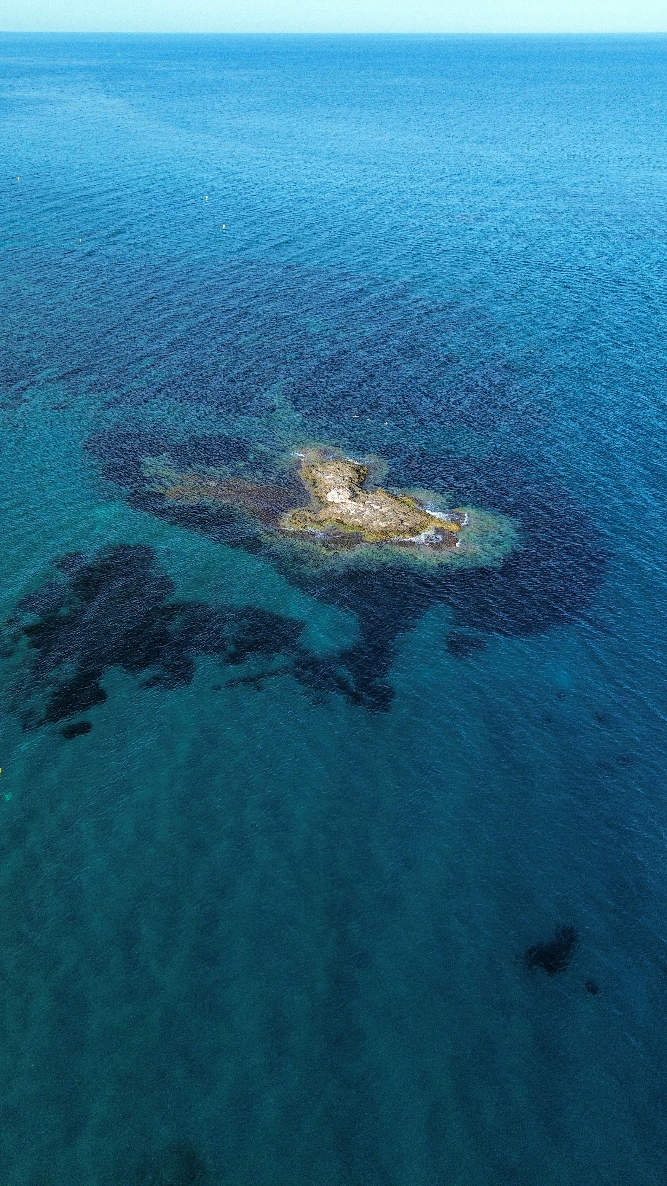 Una vista aérea de una pequeña isla rodeada por el mar.