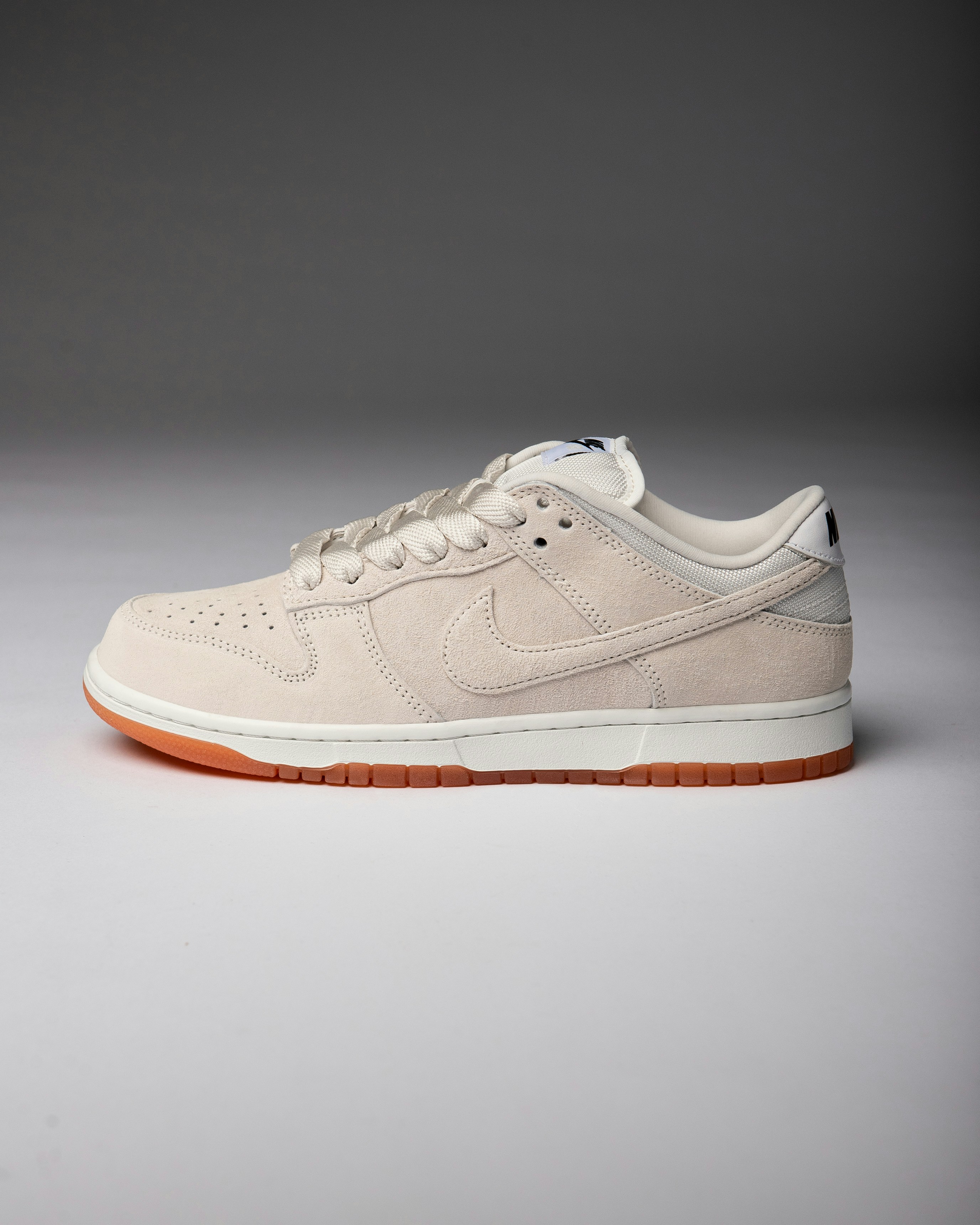 Voici une légende : une basket basse nike dunk exposée.