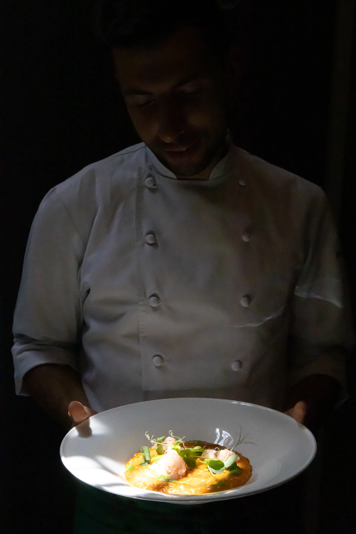 Chef sirviendo un platillo