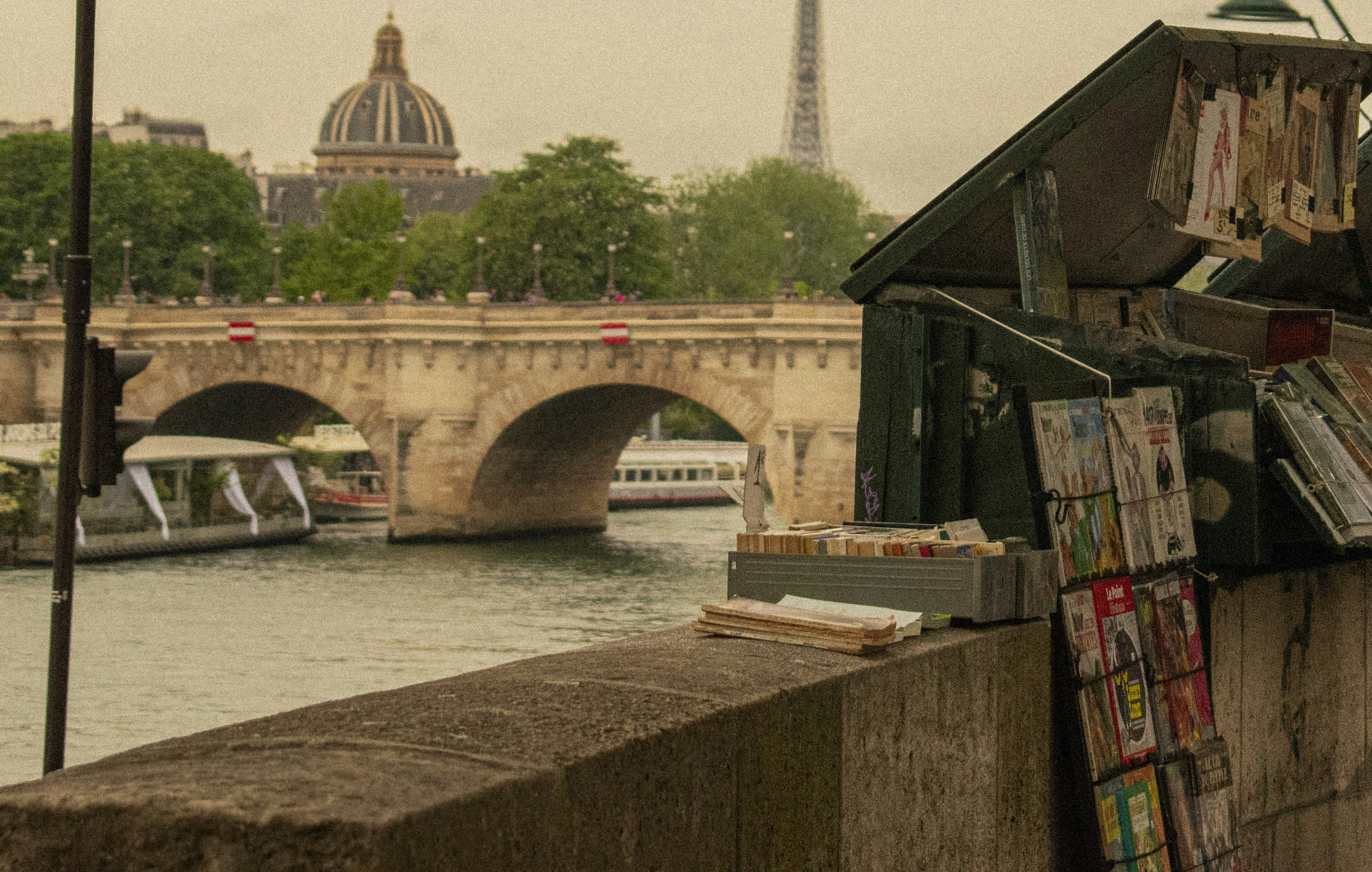 Pemandangan Paris dengan jembatan, sungai, dan menara eiffel.