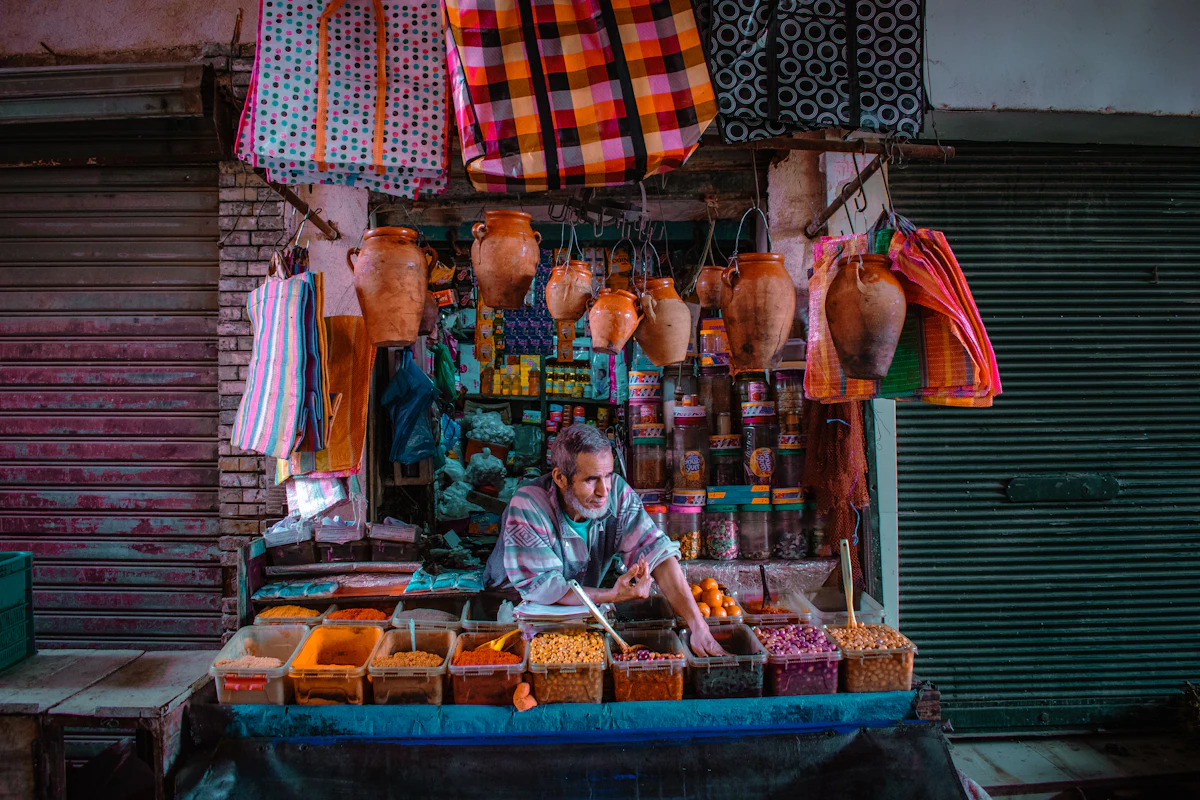 Artisan dans son échoppe de la médina de Marrakech