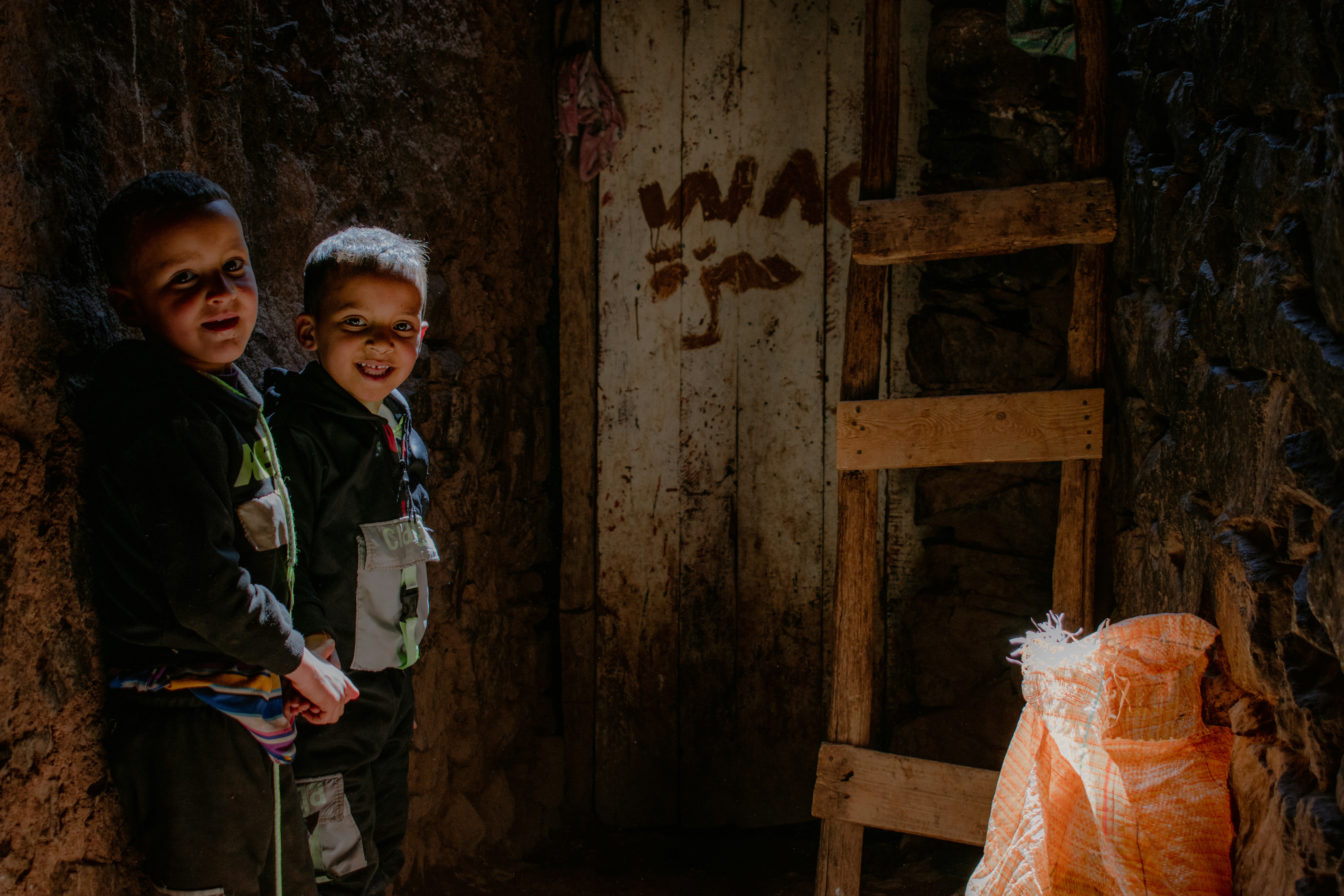 Due giovani ragazzi stanno vicino a una porta.