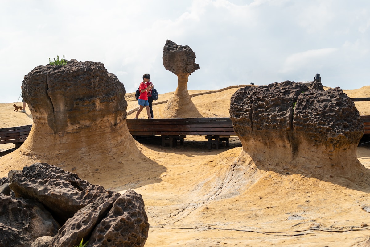 野柳的蕈状岩群与游客