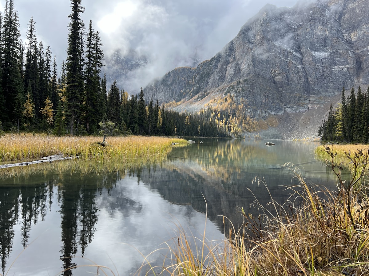 Ruhiger See mit Bergen – Symbolbild für Stabilisierung und innere Ruhe