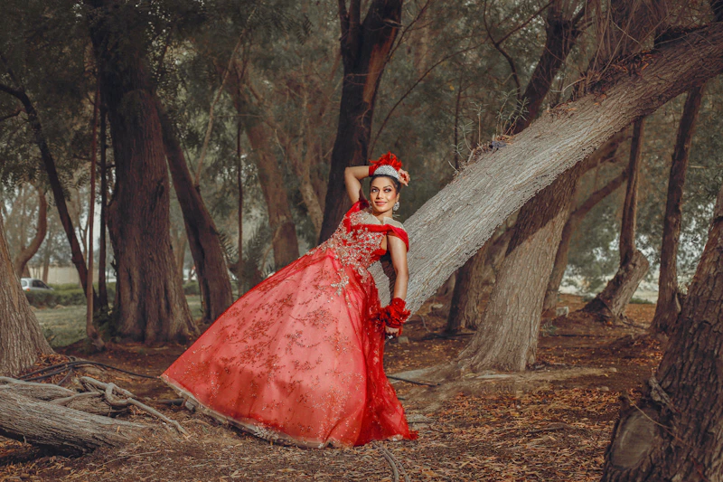 mujer sensual en vestido rojo