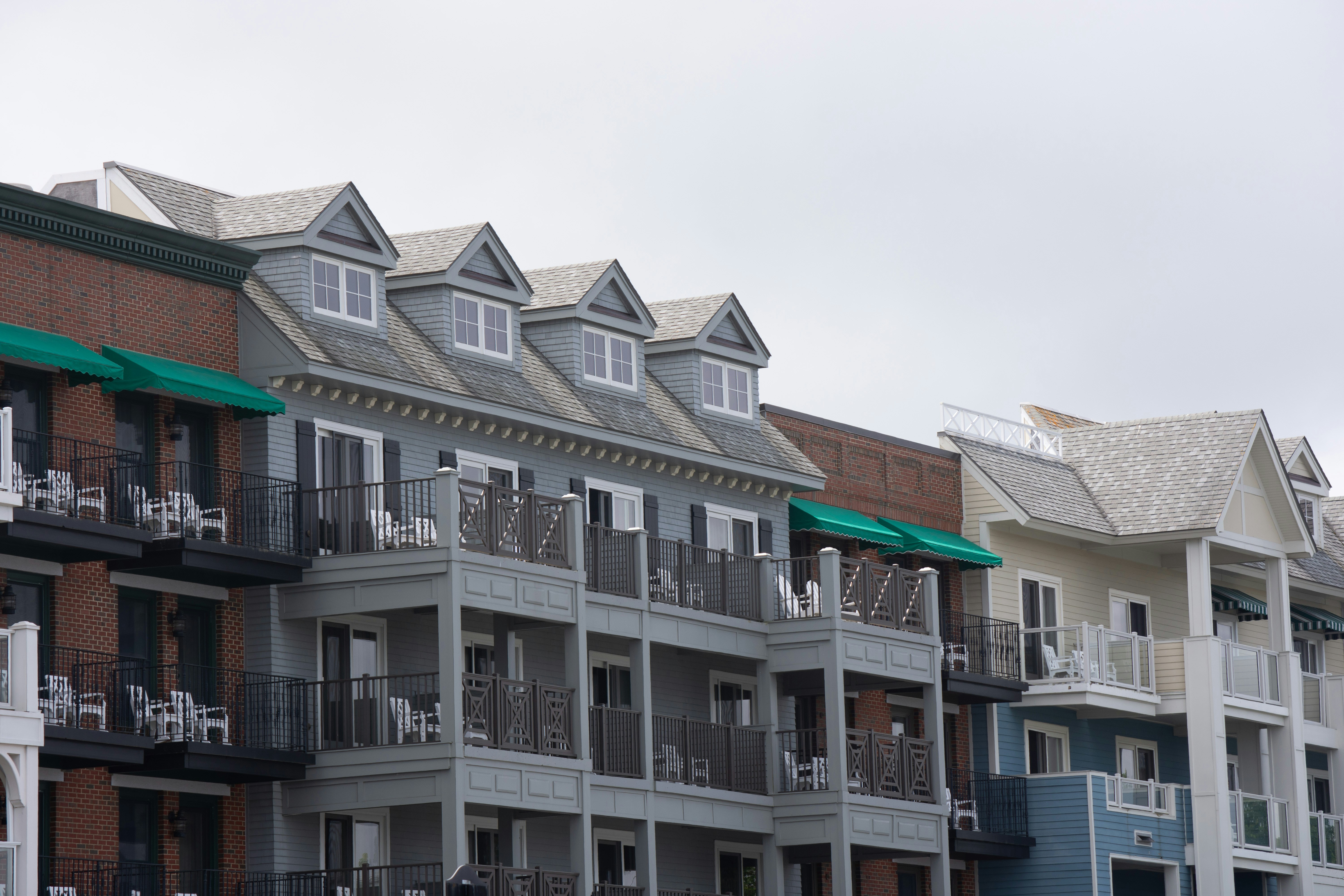 Edifici con balconi e abbaini si trovano fianco a fianco.