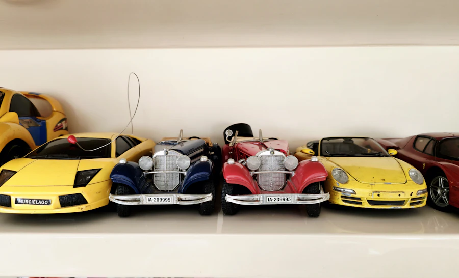 Coleção de miniaturas coloridas organizadas em uma prateleira