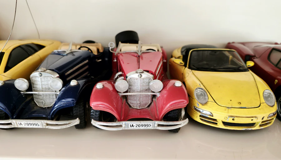 Miniaturas de carros cor-de-rosa em uma prateleira
