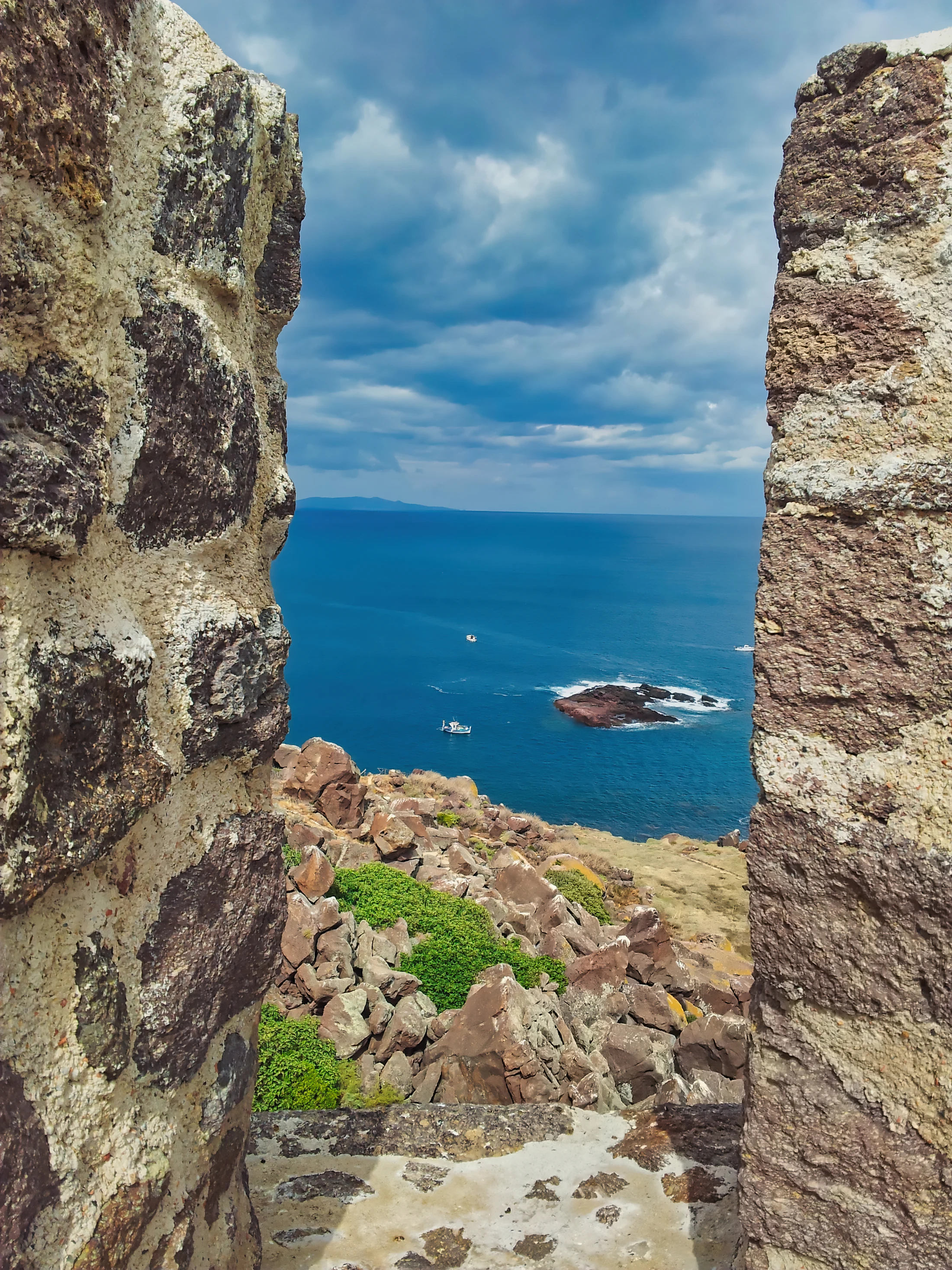 Castelsardo, Sardaigne — la mer encadrée entre les pierres du village