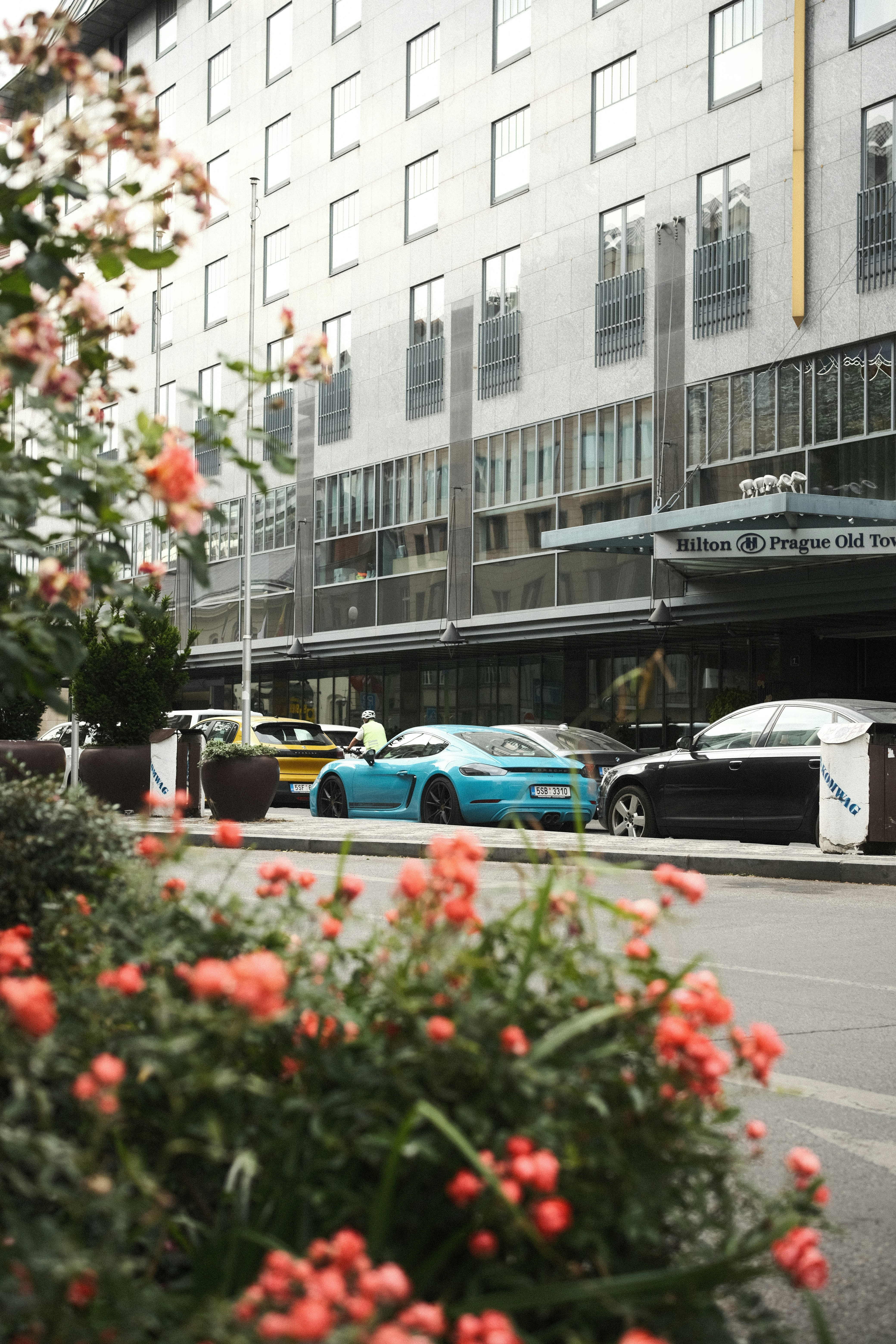 Autos werden vor einem Hoteleingang geparkt.