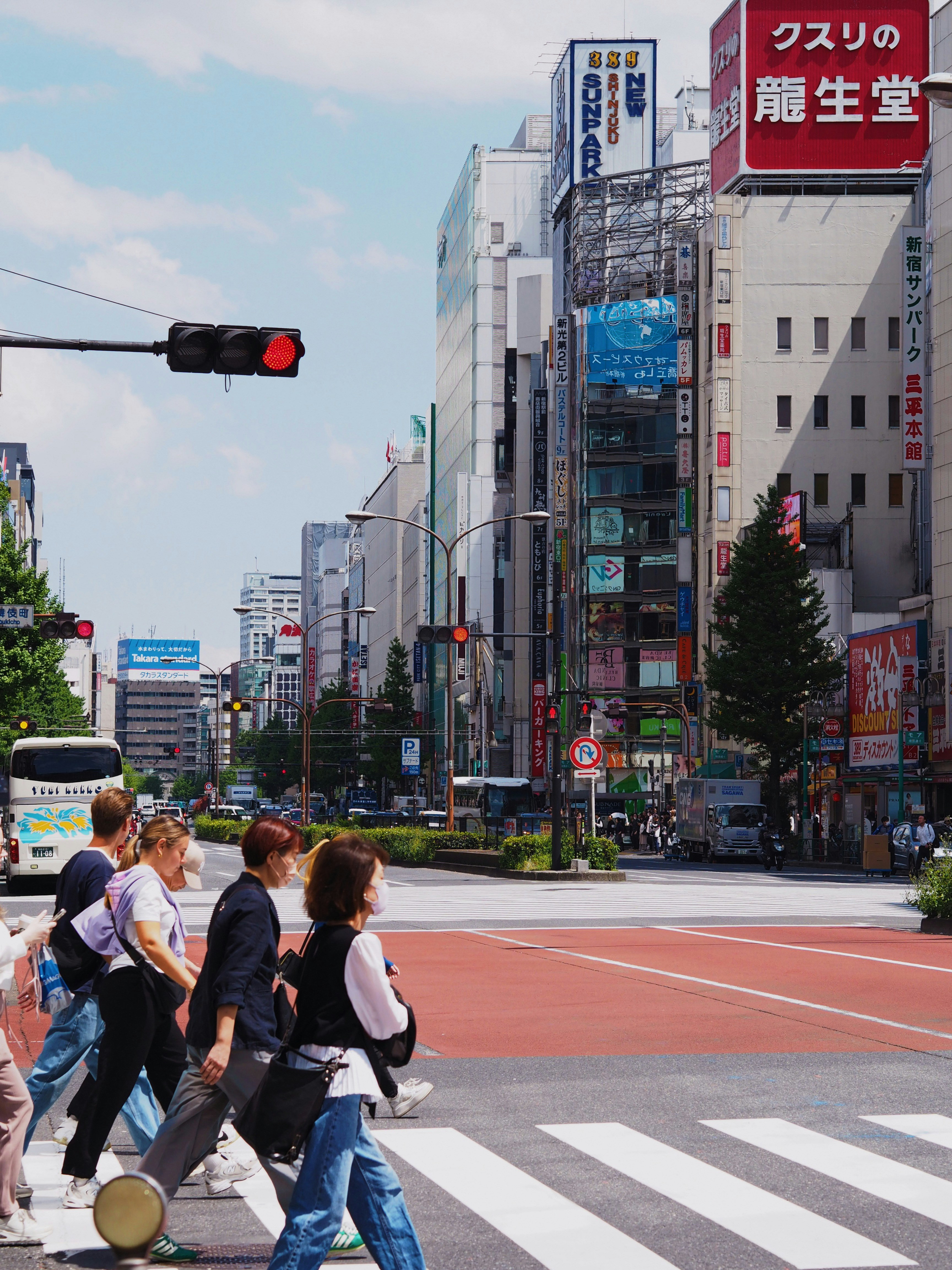 Le persone attraversano una strada in un vivace paesaggio urbano.