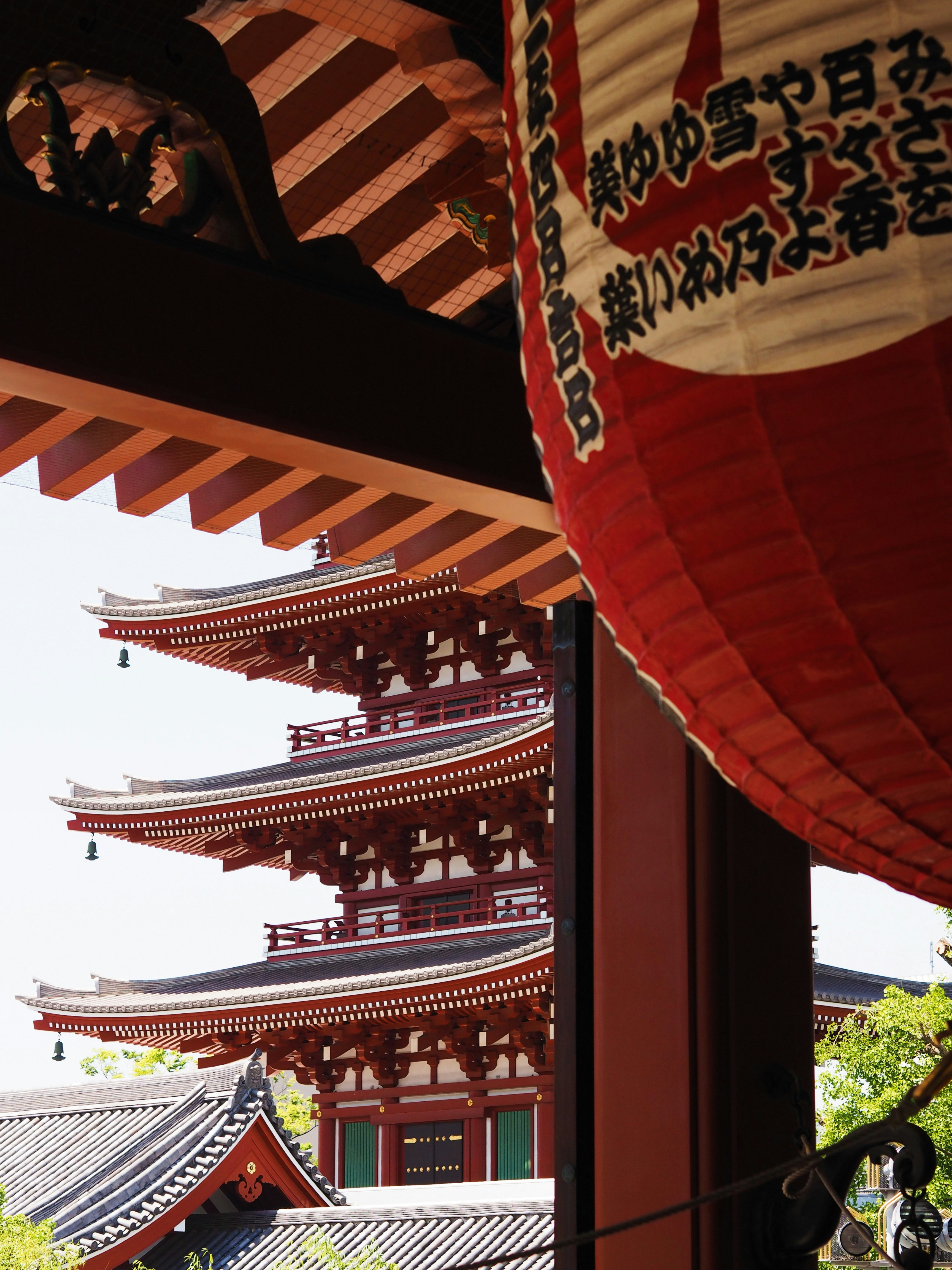 La pagoda e la lanterna giapponesi creano una scena invitante.