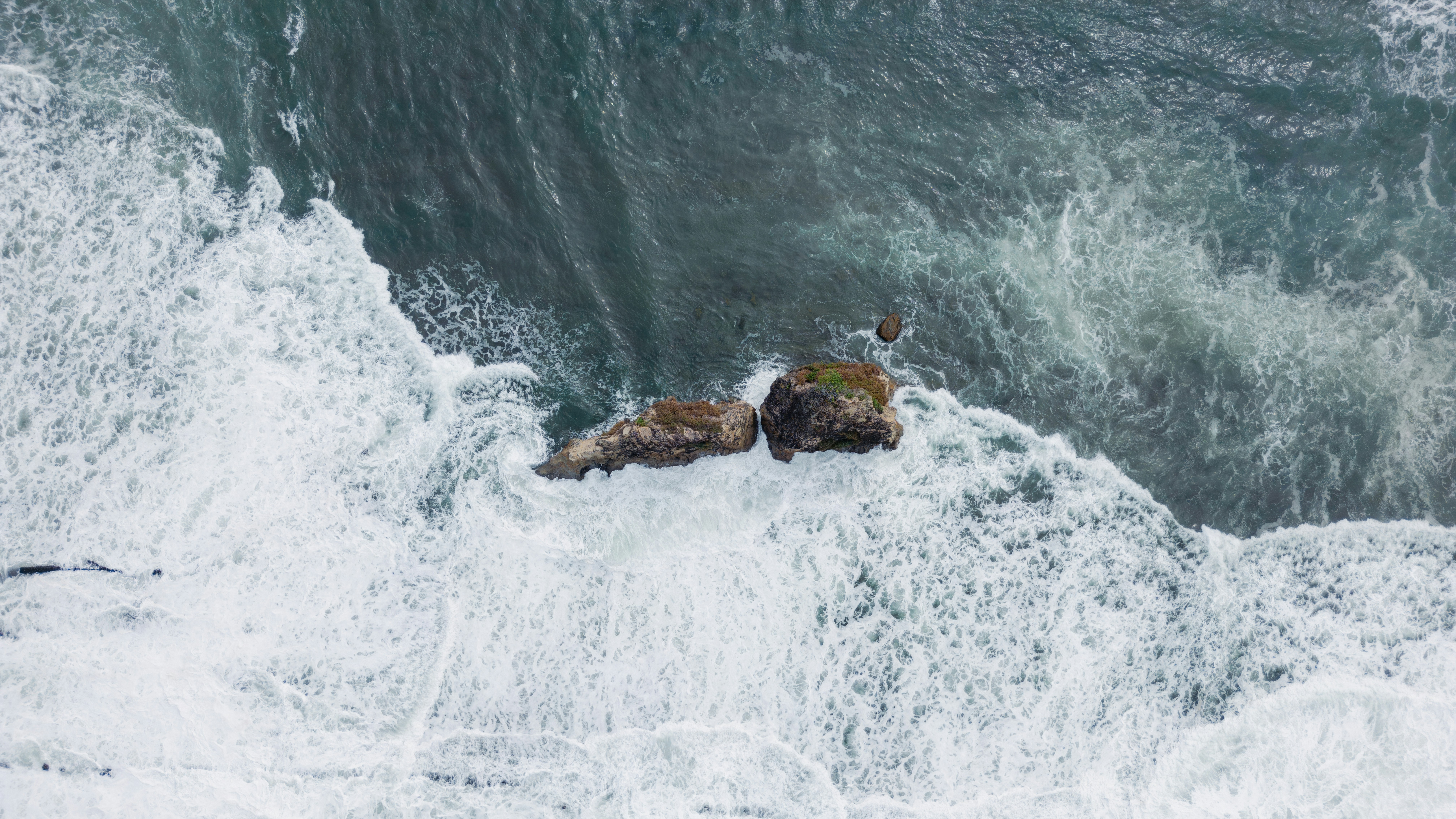 Waves crash against rocks in the ocean. photo – Free Wave Image on Unsplash