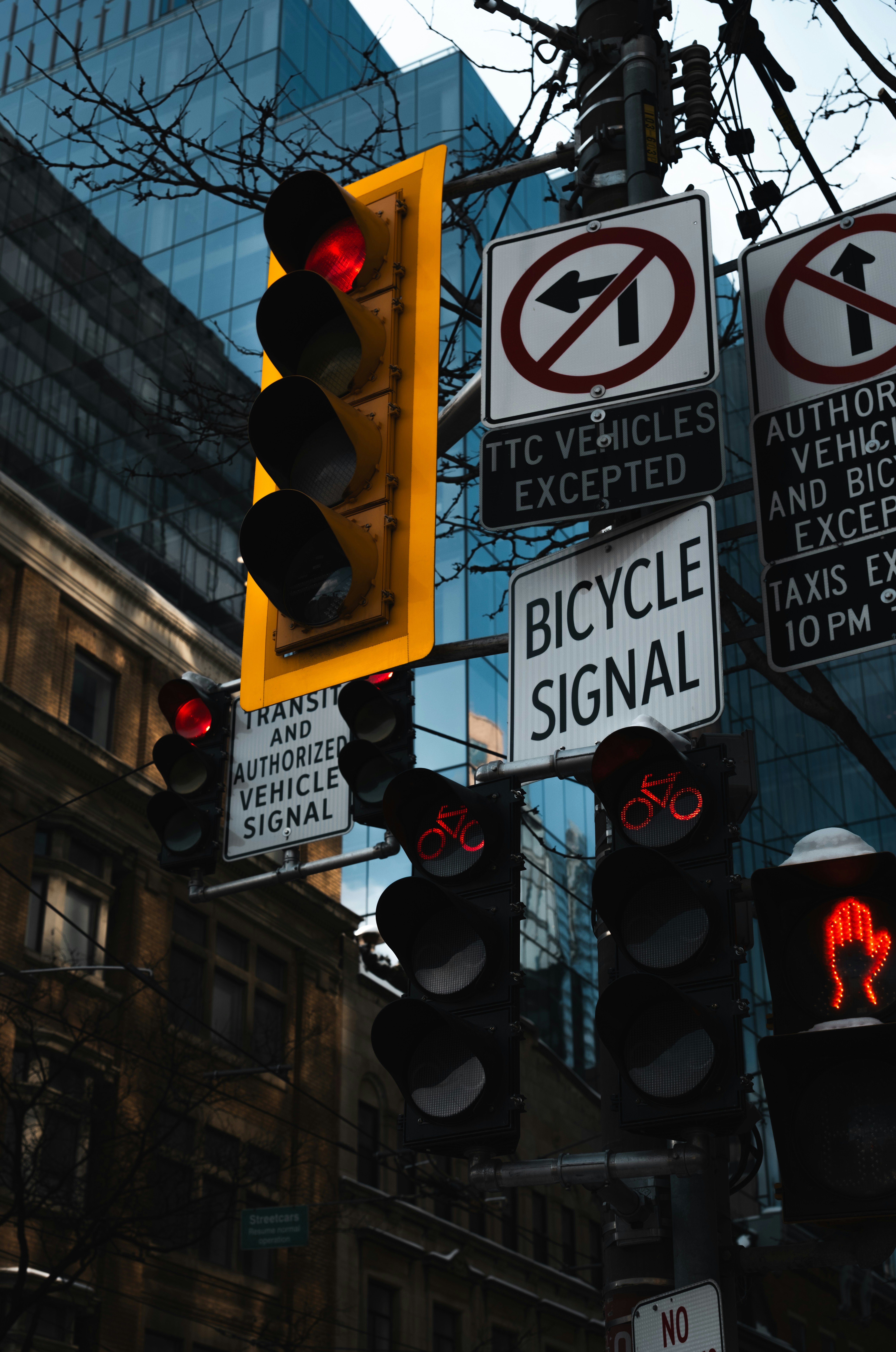 信号機や標識が都会の通りを照らしています。