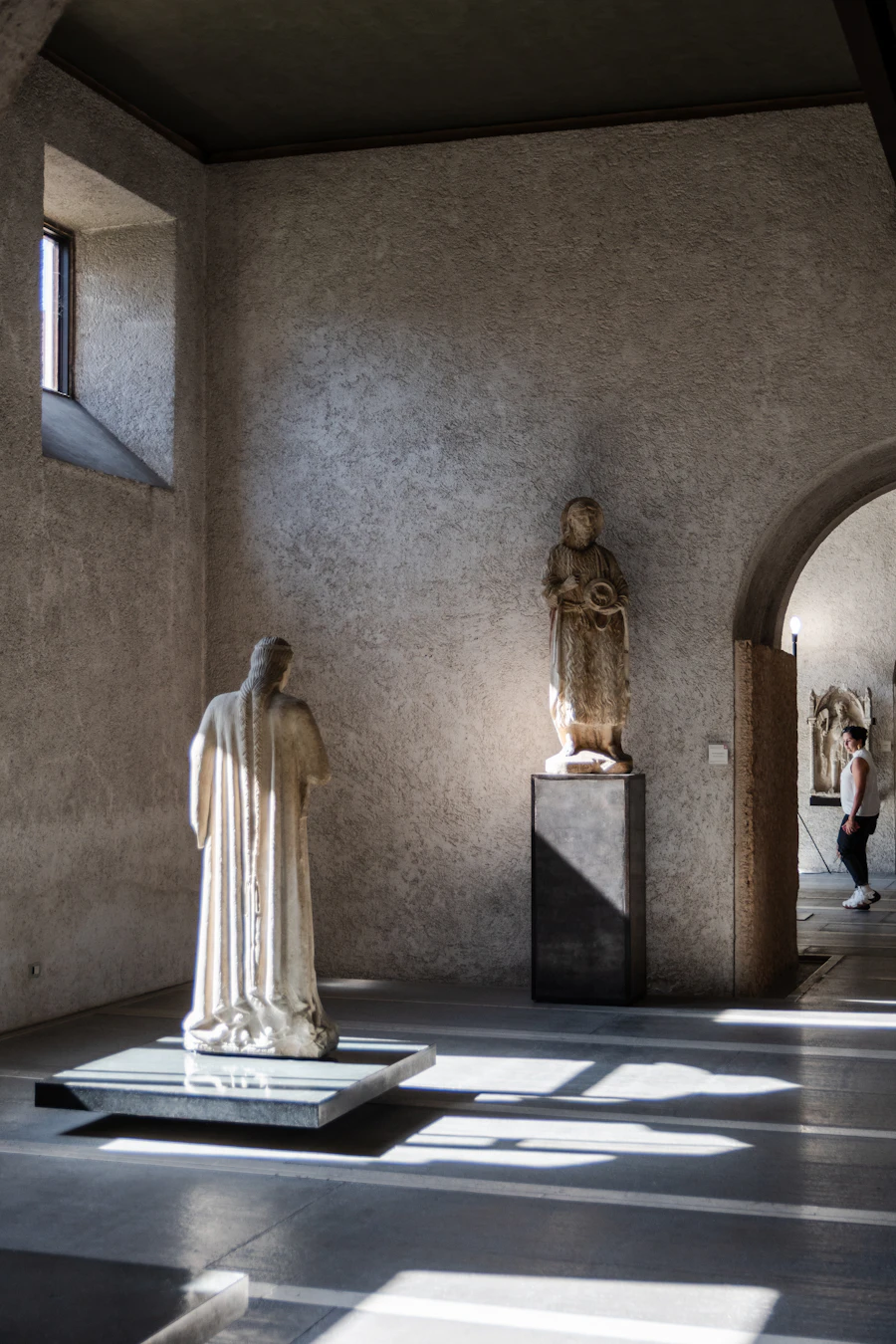 Heller Museumssaal mit historischen Skulpturen im Castelvecchio in Verona