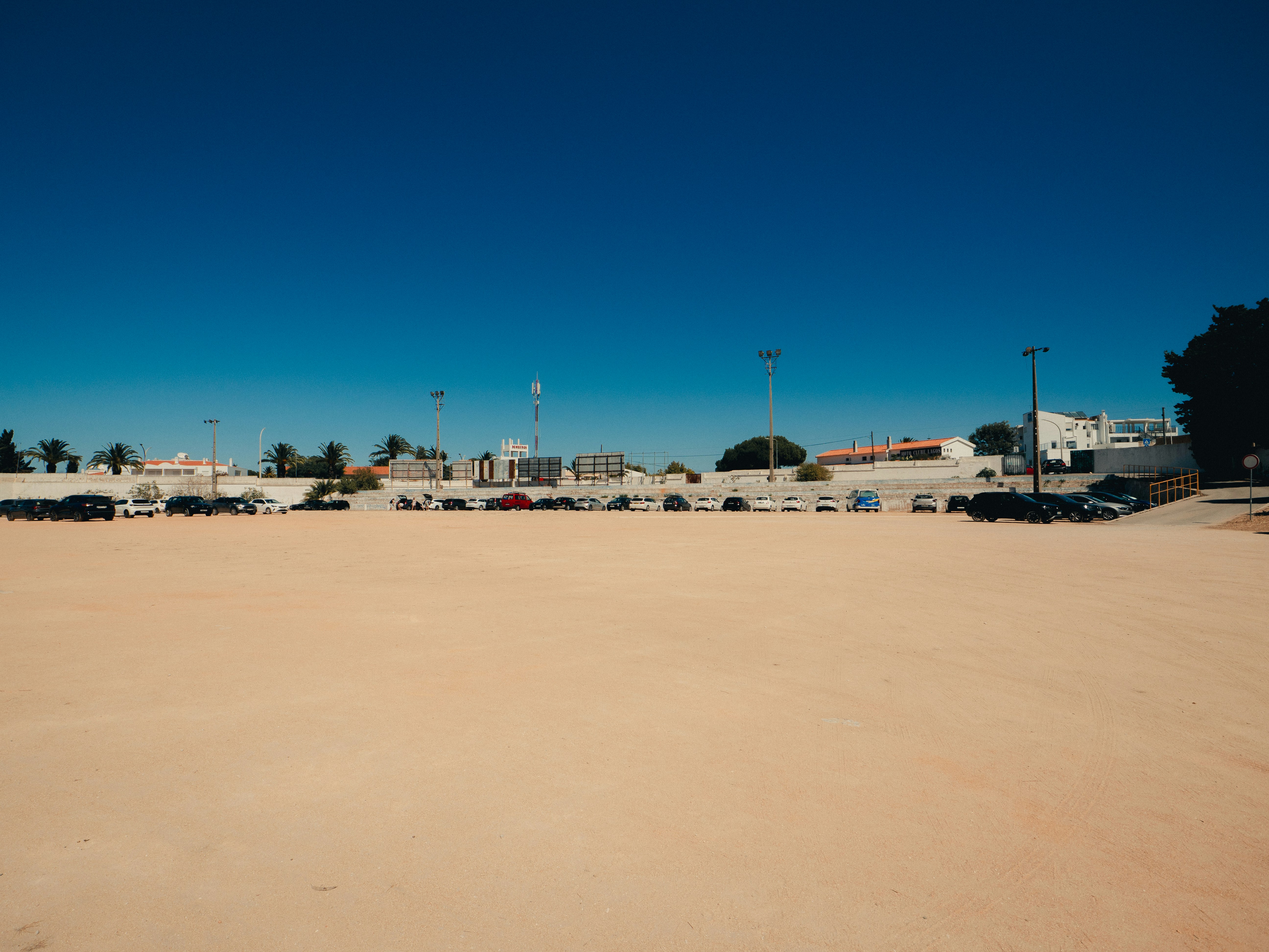 Ein großes, leeres Feld unter strahlend blauem Himmel.