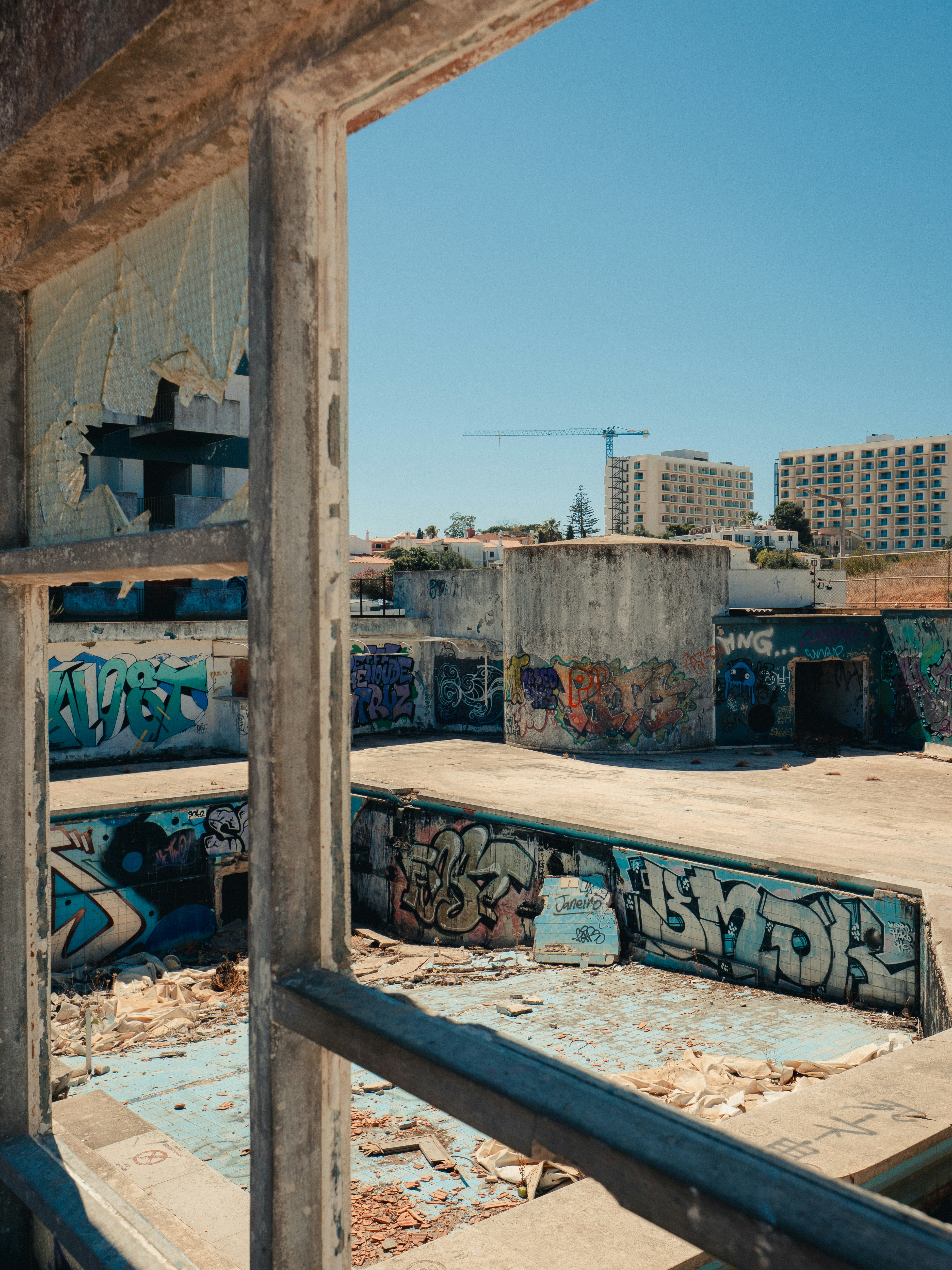 Verlassenes Gebäude mit Graffiti unter klarem Himmel.