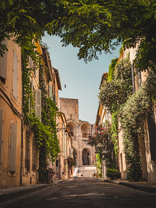 Ruelle du centre historique d'Arles menant à un monument antique
