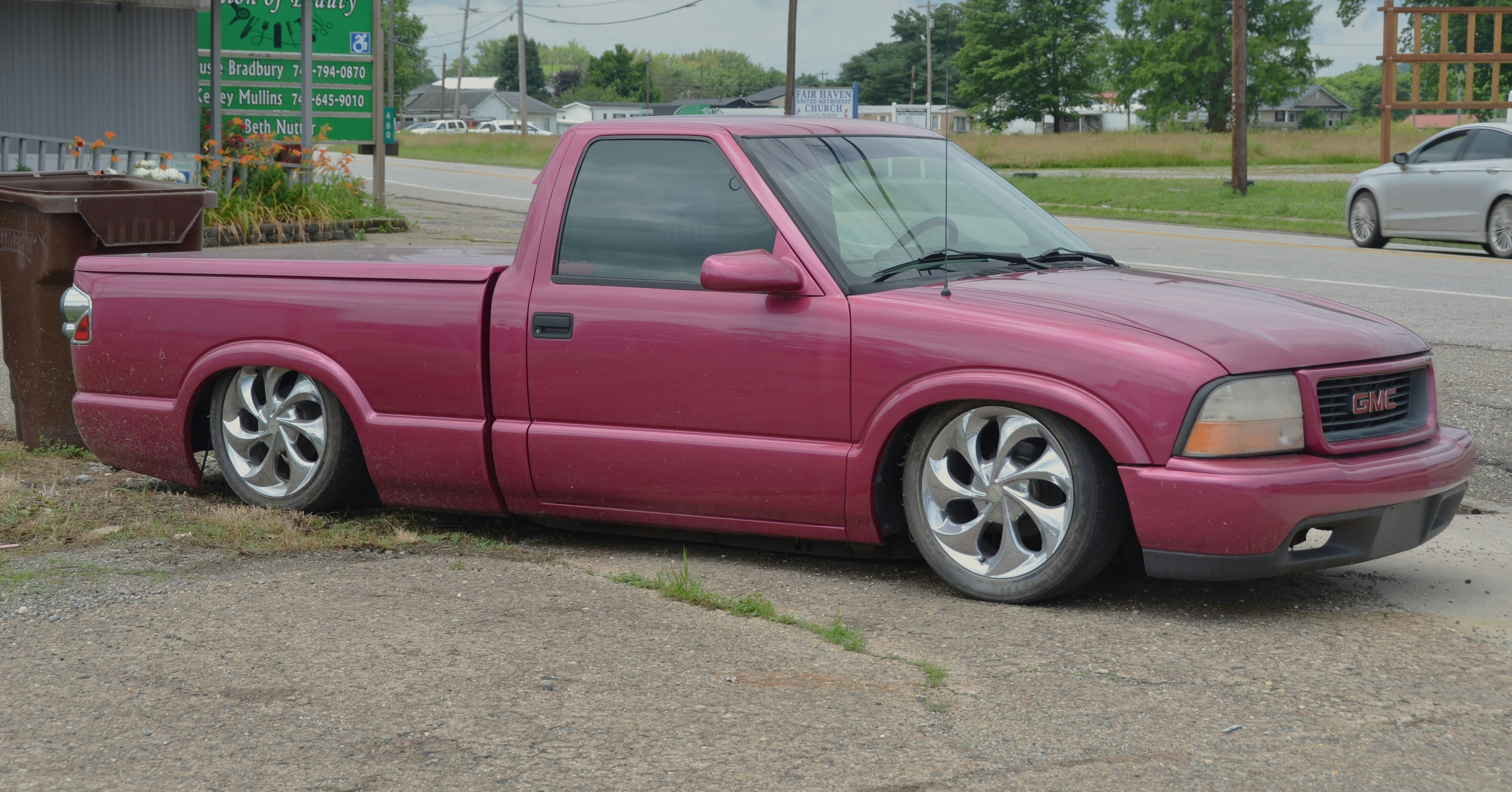 A pink gmc truck with low suspension. photo – Free Car Image on Unsplash