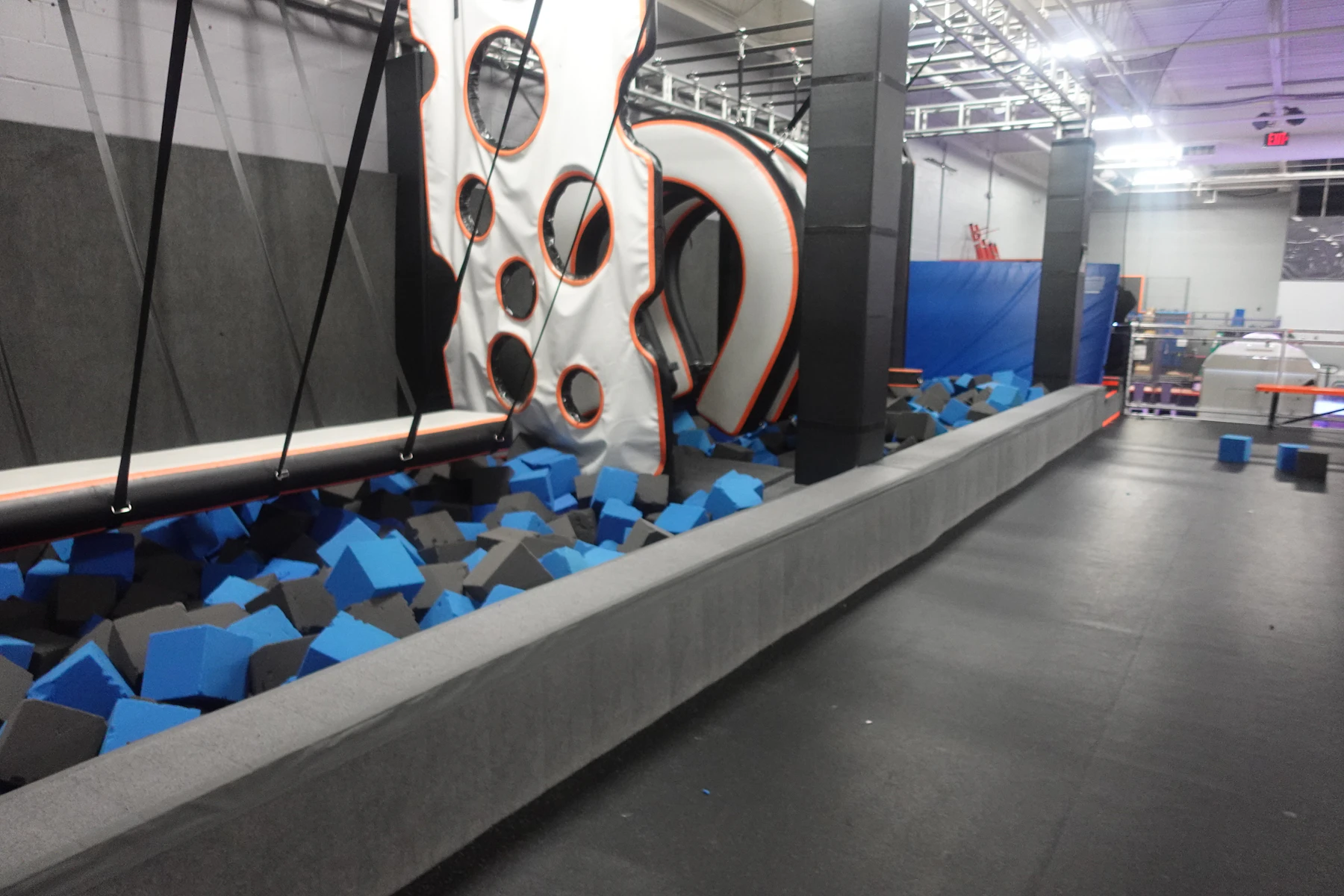 Zone de jeu et réception en mousse dans un parc de trampolines indoor