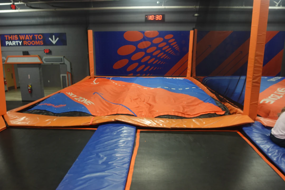 Đi nhảy trampoline