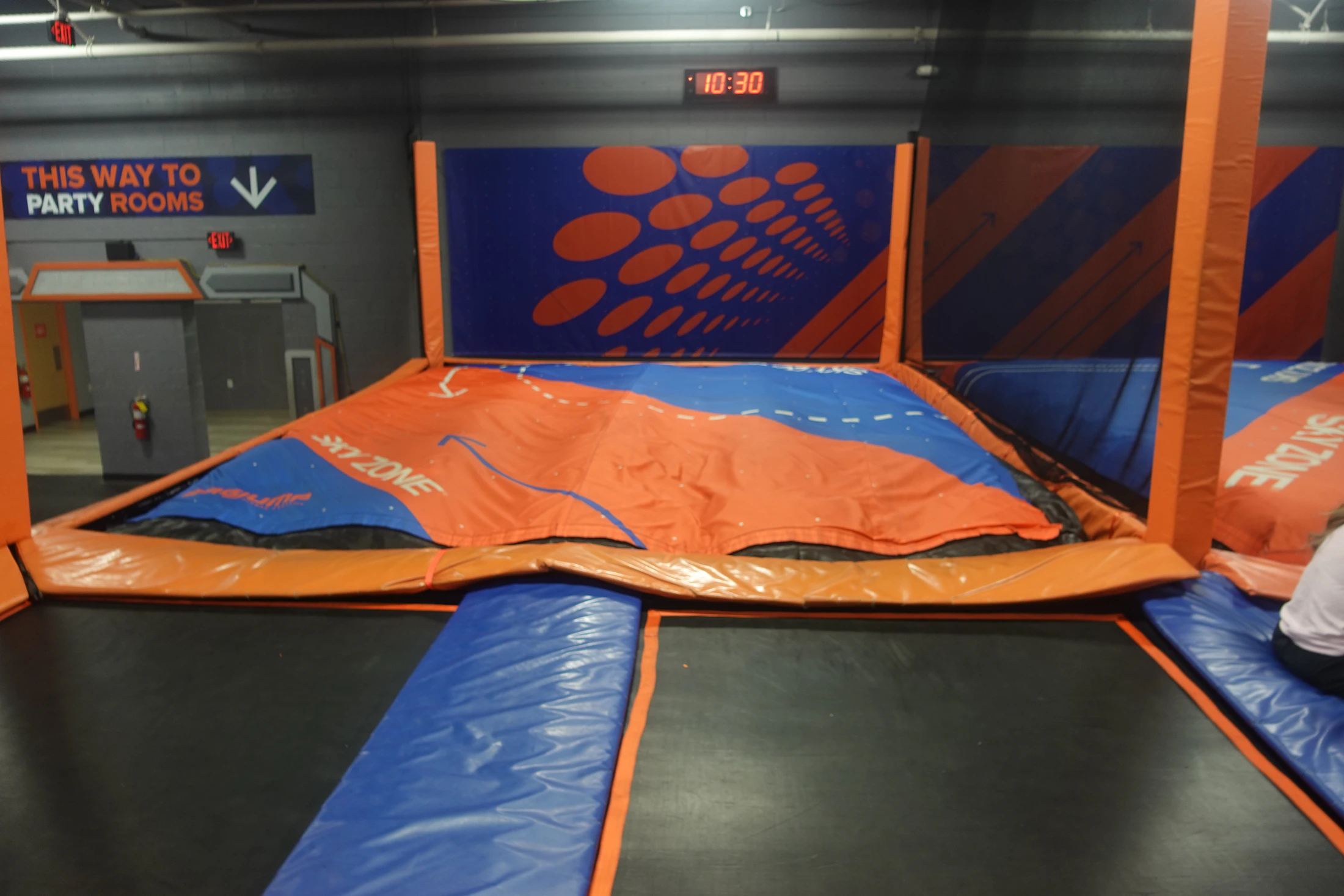 Grand parc de trampolines indoor avec différentes zones de saut