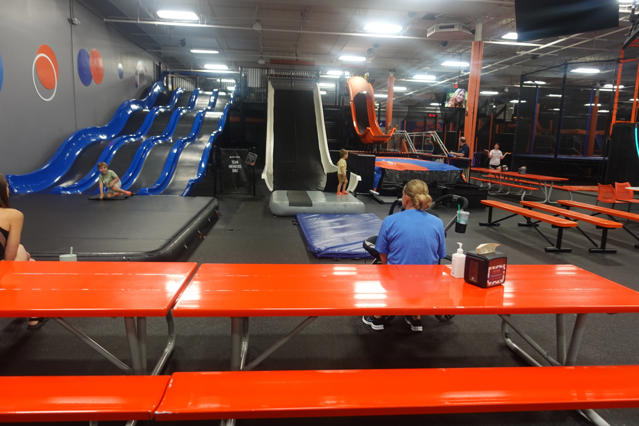Parc de trampolines indoor avec plusieurs zones de saut