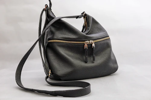 Everyday leather shoulder bag