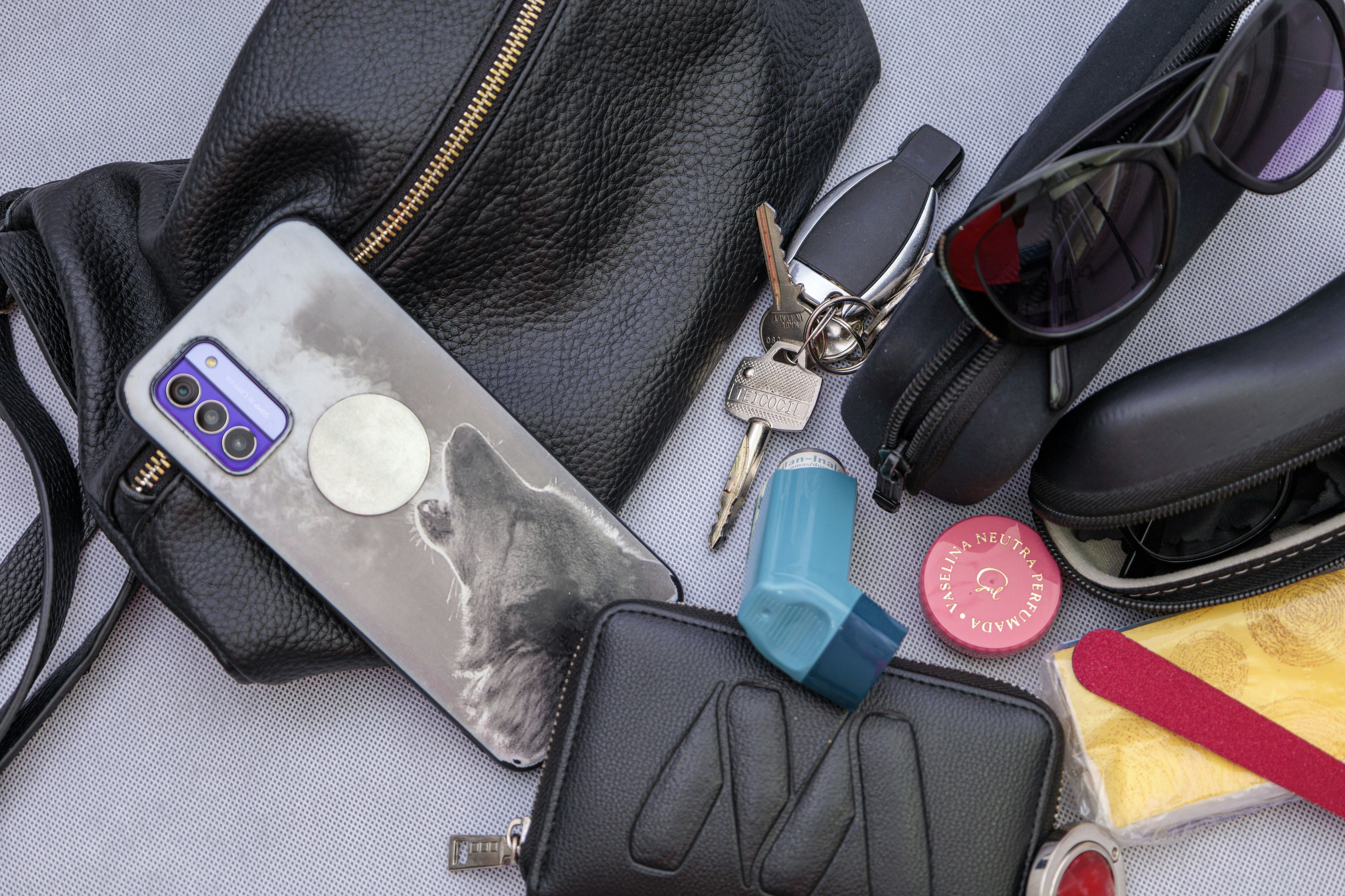 photo-1751242864995-967e5b9b6fbb?ixid=M3wxMjA3fDB8MXxzZWFyY2h8MTV8fGhhbmRiYWclMjBhY2Nlc3NvcmllcyUyMGd1aWRlfGVufDB8fHx8MTc2NjQyNjQ5N3ww\u0026ixlib=rb-4.1.0