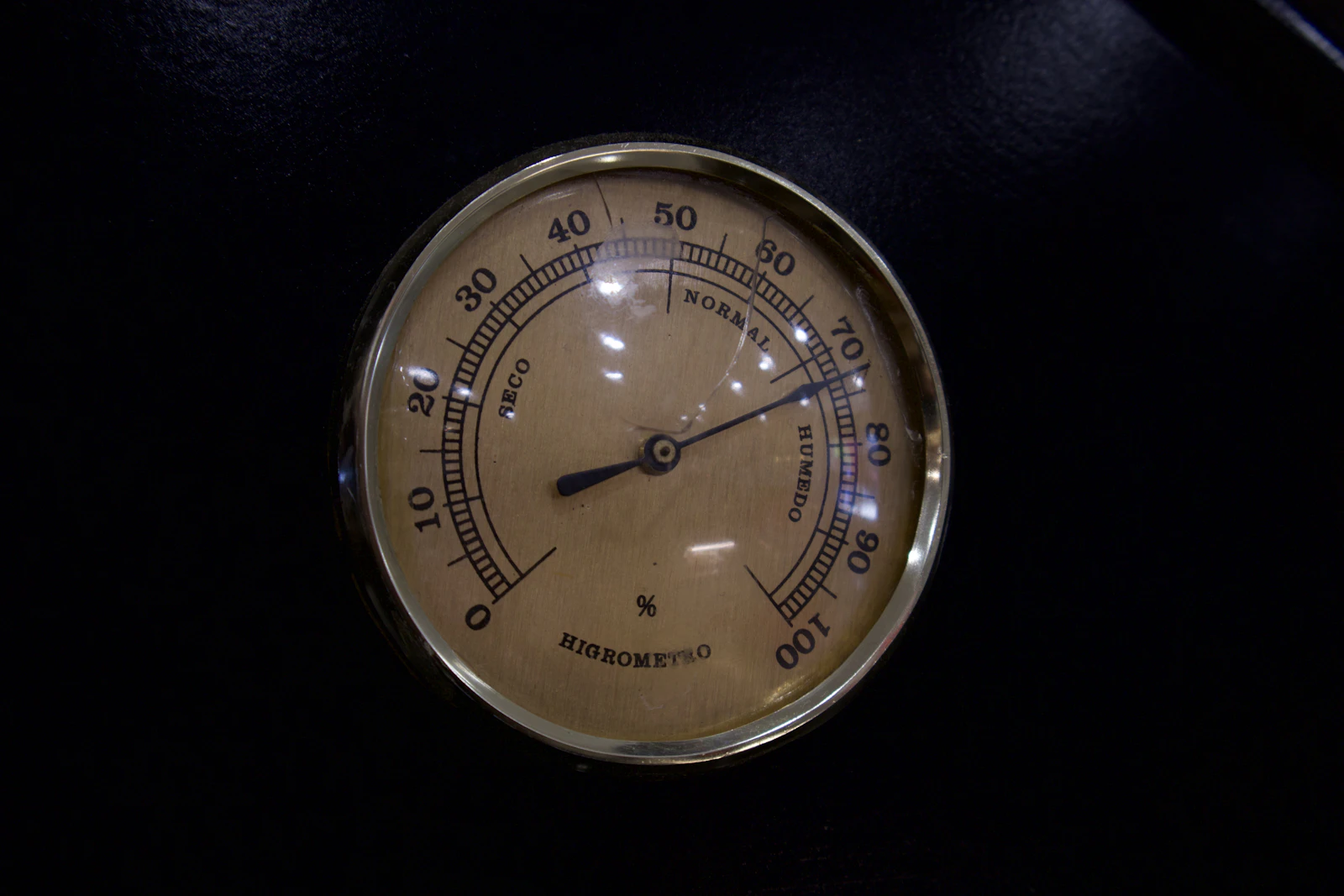 Nahaufnahme eines analogen Hygrometers mit Zeiger und Skala
