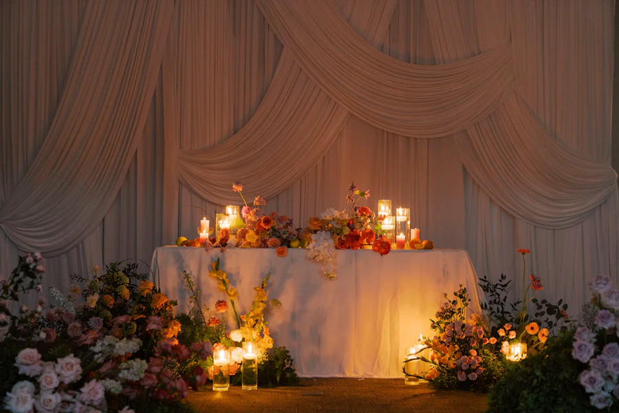 Mesa de evento com flores e velas