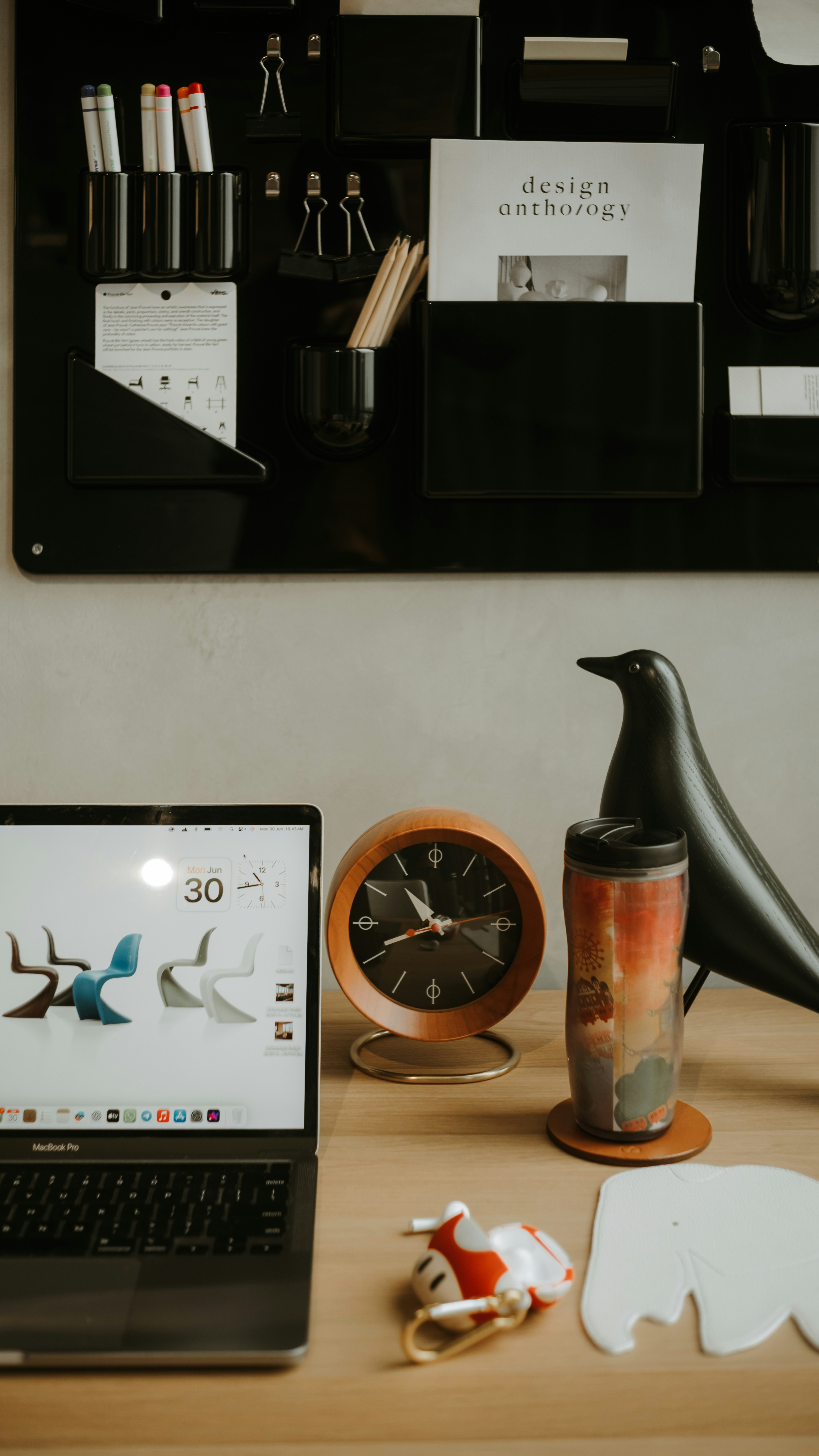 Ruang kerja modern dengan laptop dan aksesori.