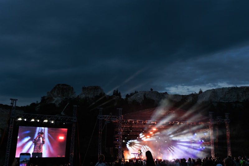 Suasana penonton festival musik alam di bawah langit malam