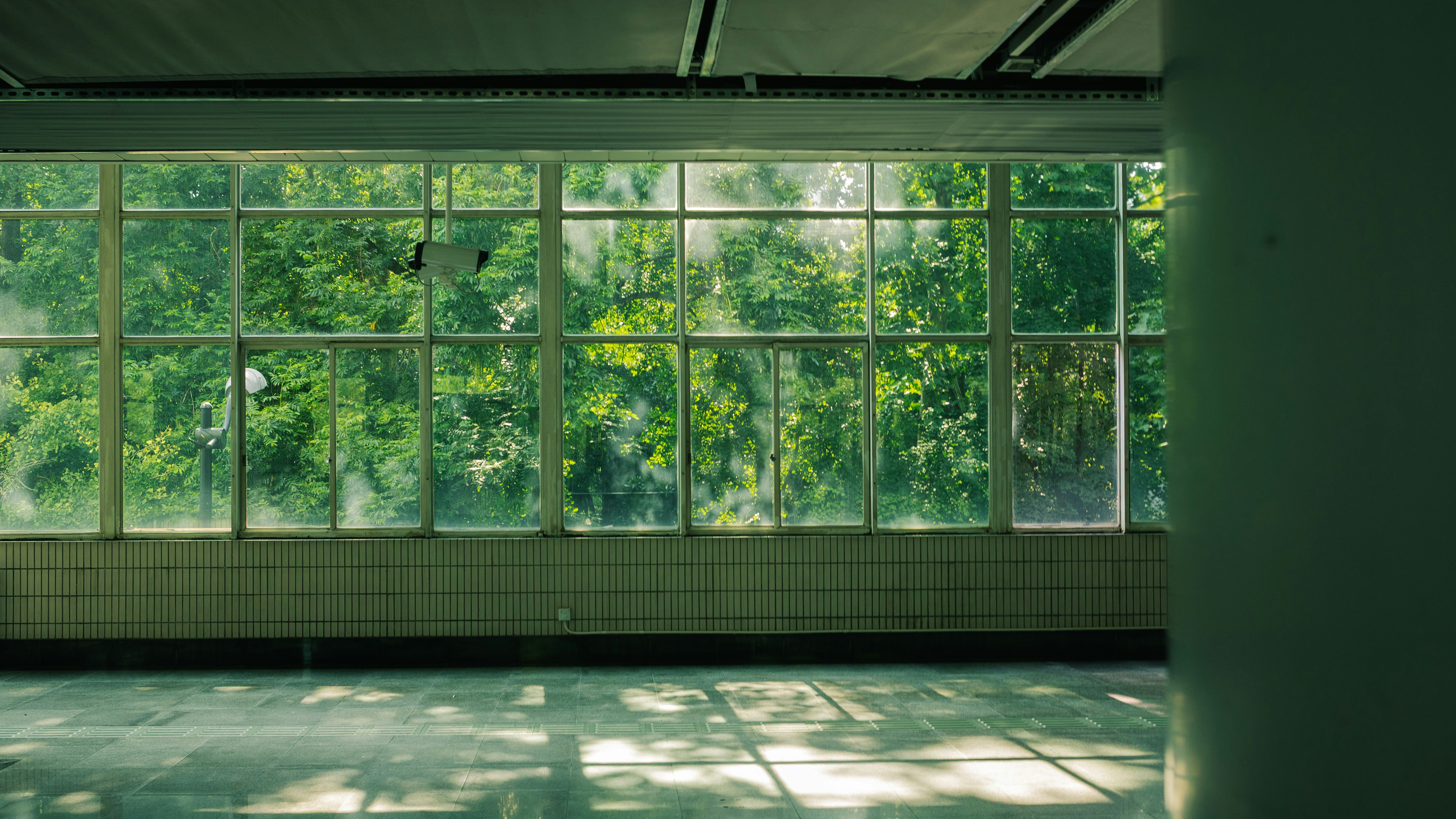 大きな窓から太陽の光が差し込み、誰もいない部屋に差し込む。